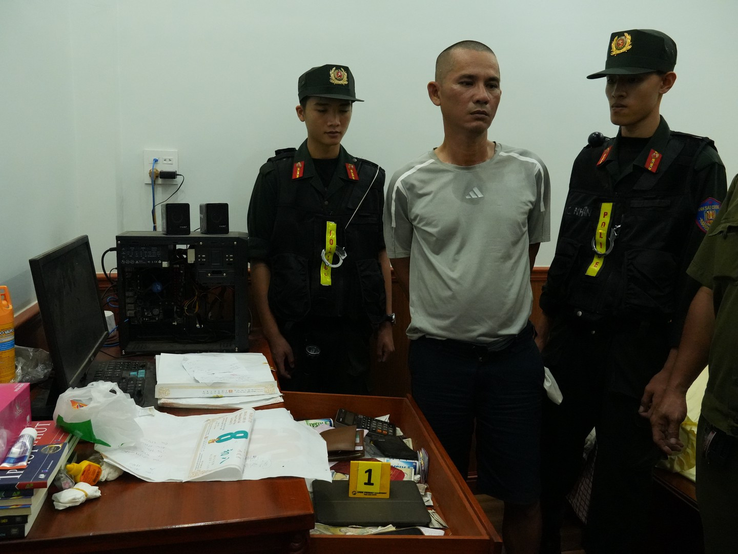 Lực lượng Công an kiểm tra các tang vật thu giữ được trong vụ án đánh bạc tại Cần Thơ