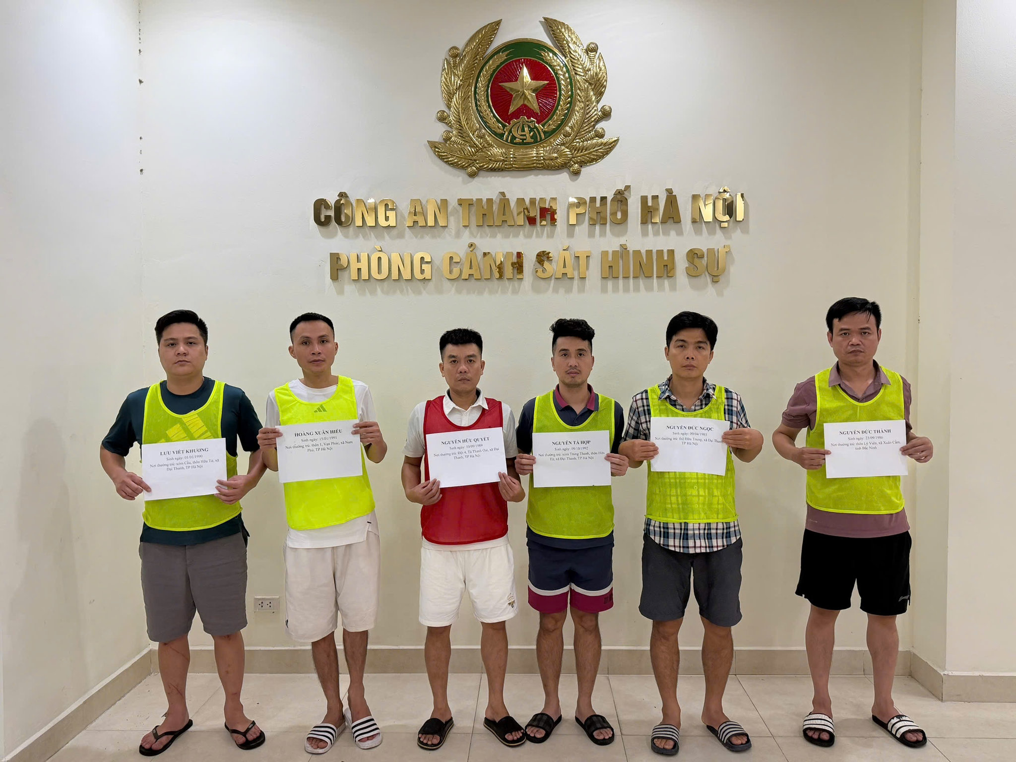 Các đối tượng trong đường dây cá độ bóng đá bị Công an TP Hà Nội bắt giữ