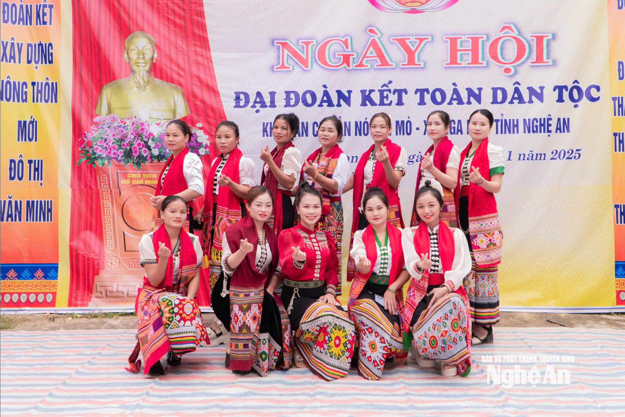 Ngân Thị Trang (ngồi) giữa hàng đầu trong Ngày hội Đại đoàn kết dân tộc của bản năm 2025. Ảnh NVCC