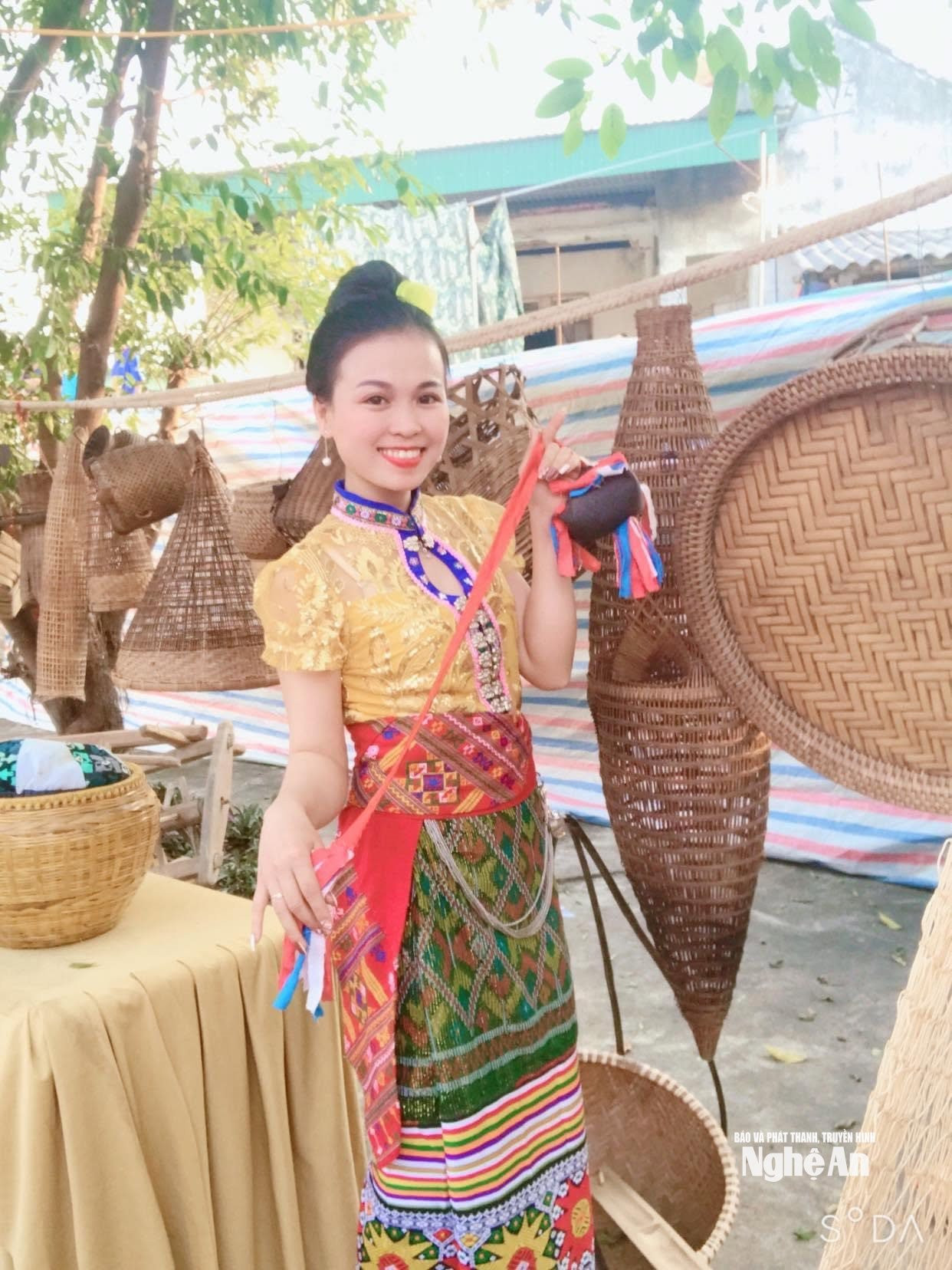 Ngân Thị Trang trong trang phục Thái