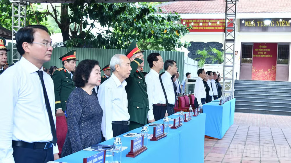Thủ tướng Lê Minh Hưng và các đồng chí lãnh đạo, nguyên lãnh đạo Đảng, Nhà nước, đại biểu thực hiện nghi thức chào cờ tại buổi lễ. (Ảnh: Thanh Giang)