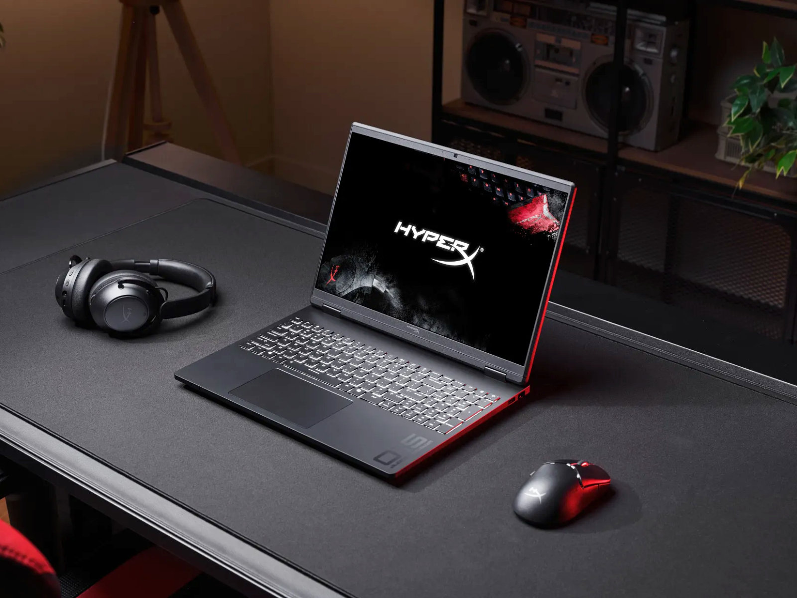 Mặt đáy của HP HyperX Omen 15 với hệ thống khe thoát nhiệt lớn.