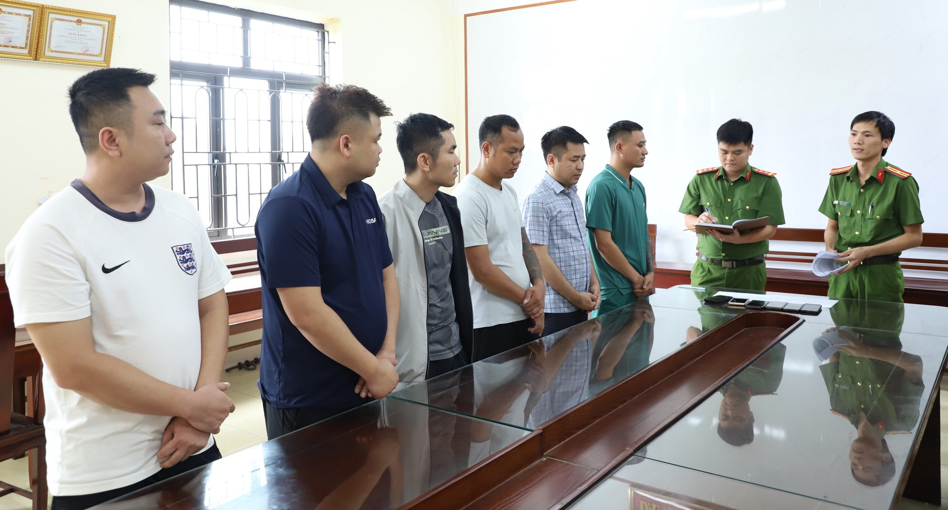 Các đối tượng cầm đầu đường dây cá độ bóng đá và tang vật bị cơ quan công an thu giữ