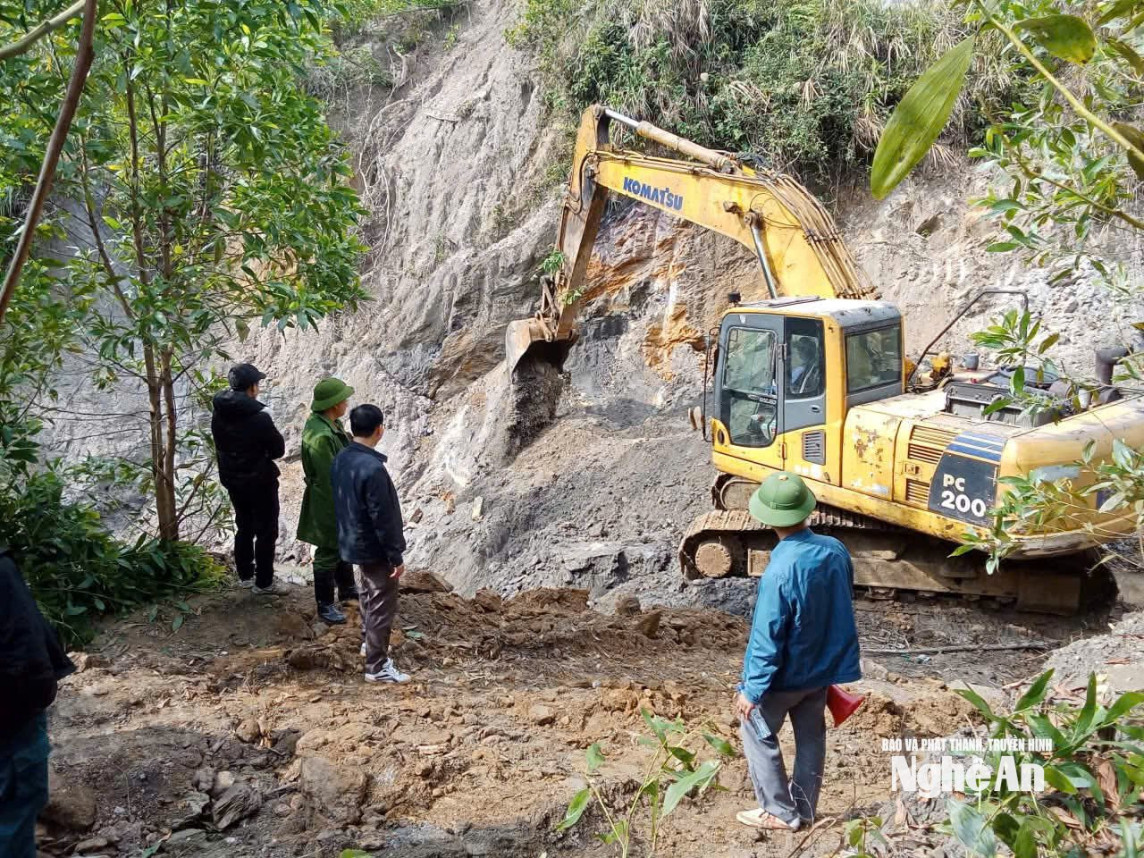 Chính quyền xã Châu Hồng tổ chức san lấp cửa vào đường hầm lò cũ để ngăn ngừa nạn đào, mót quặng thiếc trái phép. Ảnh: CSCC