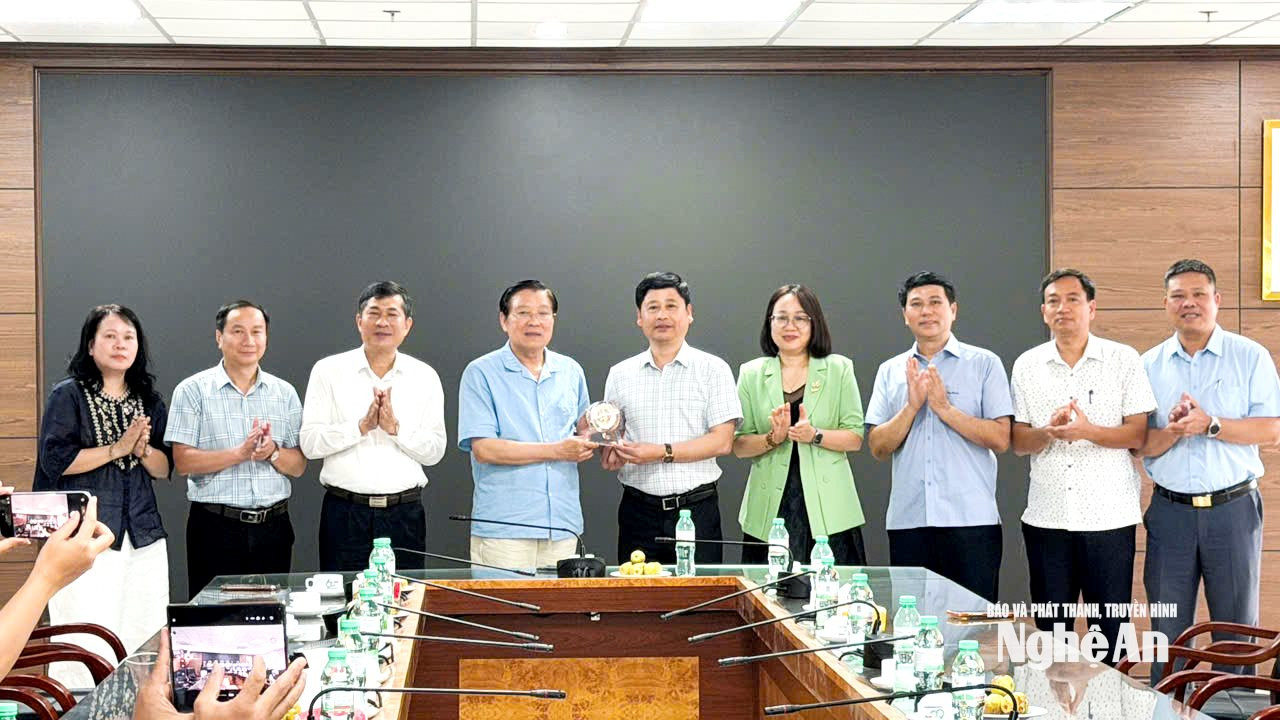 Đồng chí Phan Đình Trạc và phó Chủ tịch UBND tỉnh Thái Văn Thành chụp ảnh lưu niệm với Ban Giám đốc Báo và Phát thanh, Truyền hình Nghệ An