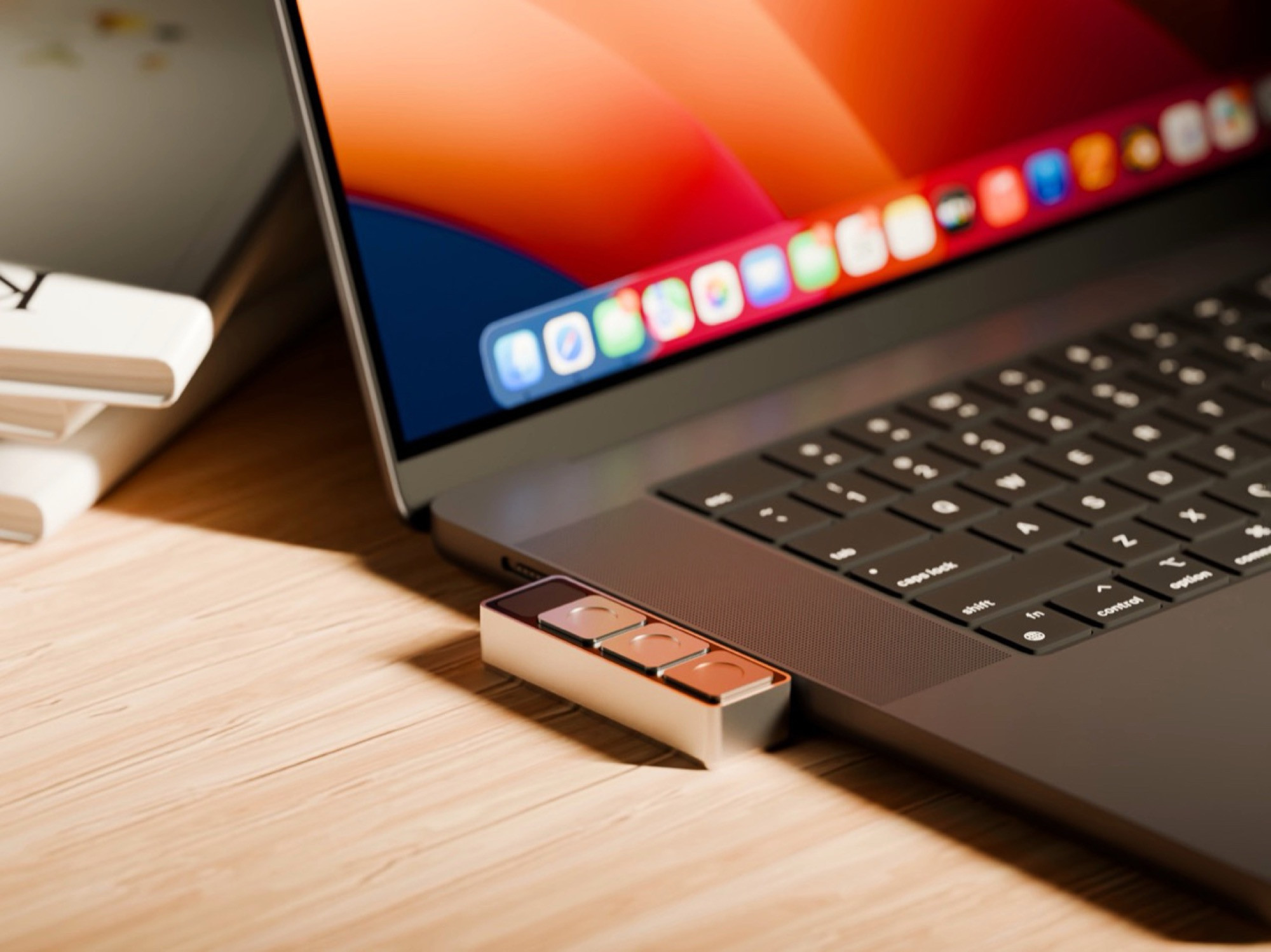 Dune keypad với 3 nút bấm thông minh gắn trên cạnh MacBook