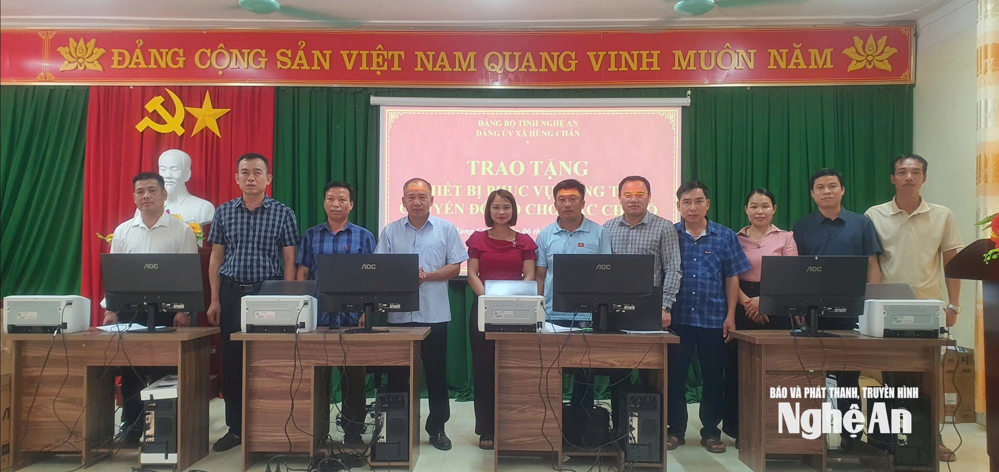Lãnh đạo xã trao máy tính (bao gồm cả bàn ghế, máy in) do Toà án Tỉnh hỗ trợ cho đại diện chi ủy các bản sau sáp nhập bản.