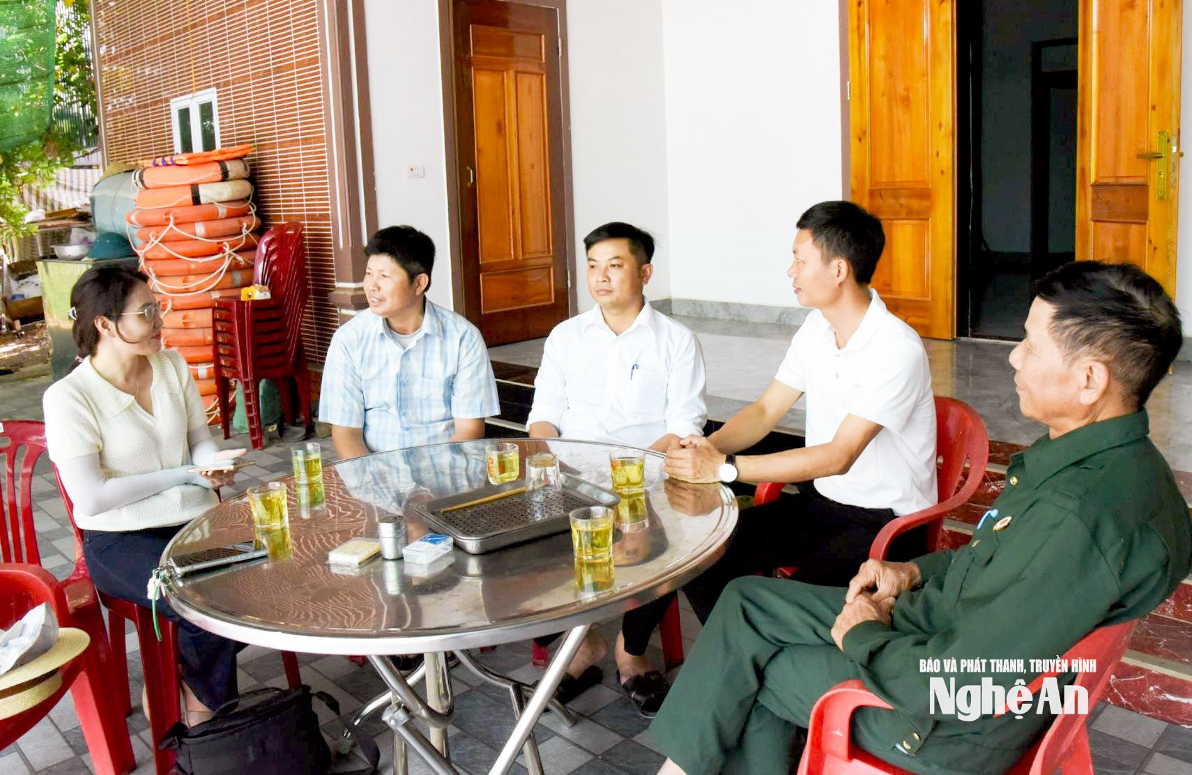Anh Nguyễn Hồng Kỳ ( thứ hai trái sang) chia sẻ về những khó khăn ngày đầu khởi nghiệp. Ảnh HT