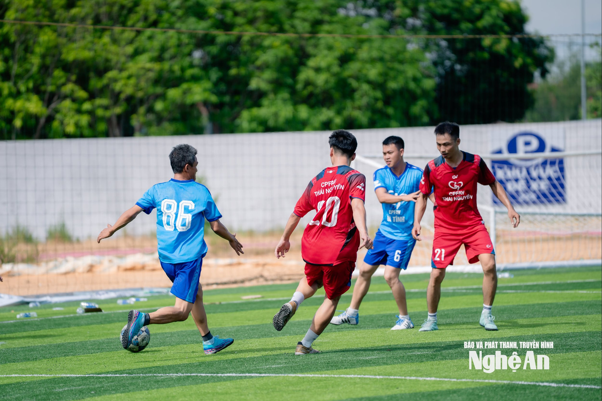 giải bóng đá siêu nhân Ảnh NVCCHUY01293