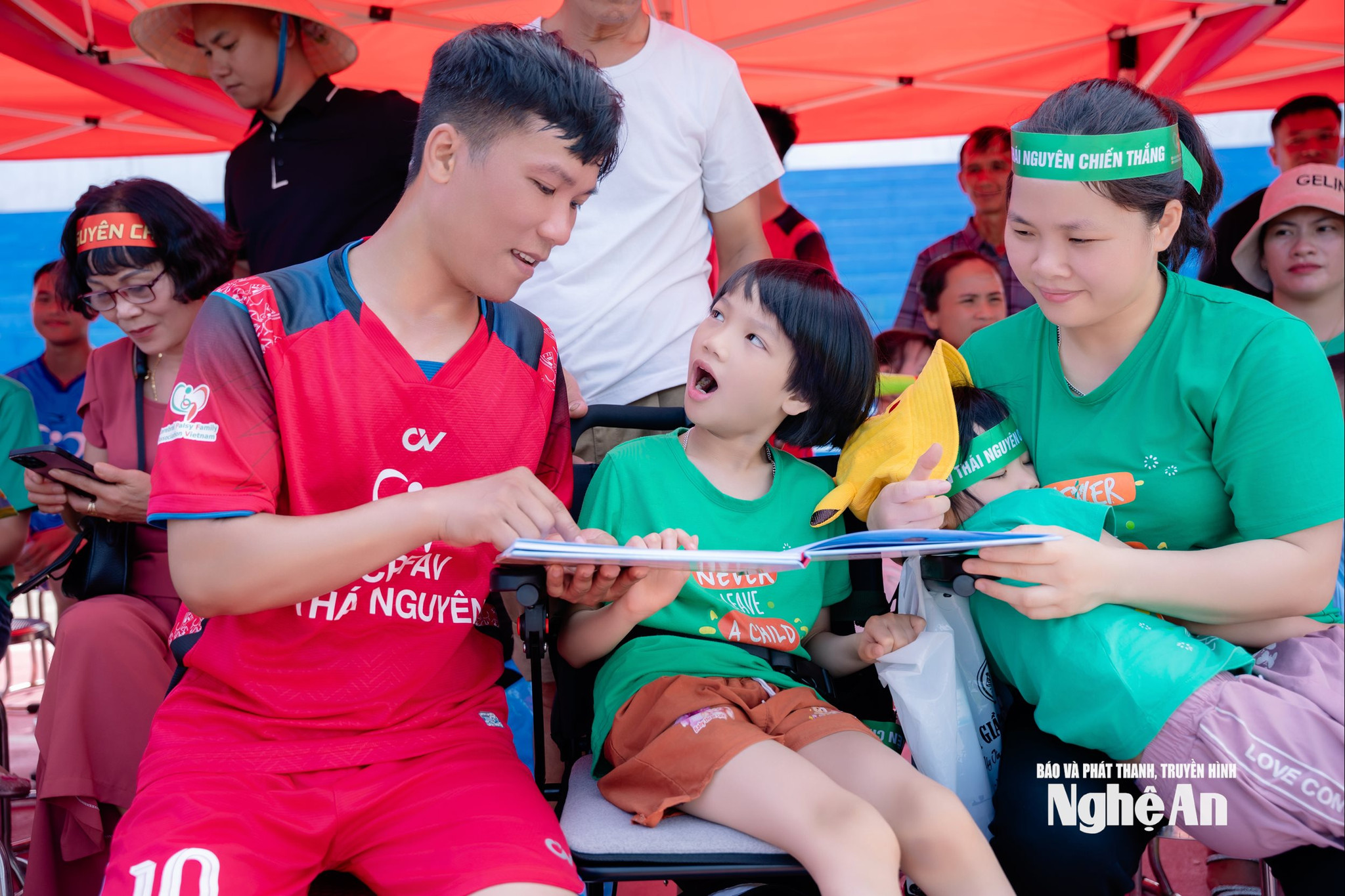 giải bóng đá siêu nhân Ảnh NVCCHUY01455