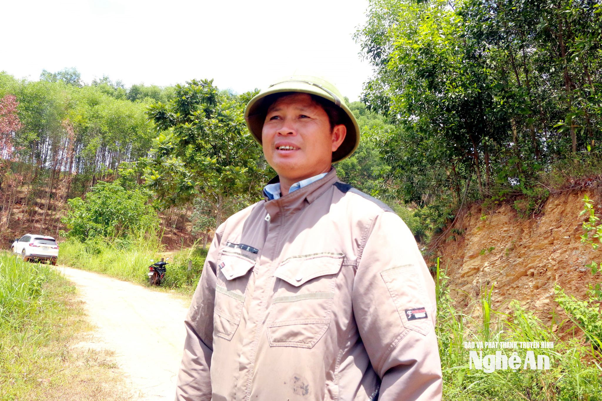 Hết giờ làm việc ở cơ quan anh Nguyễn Hồng Kỳ lại khoác áo lao động lên trang trại. ảnh KL