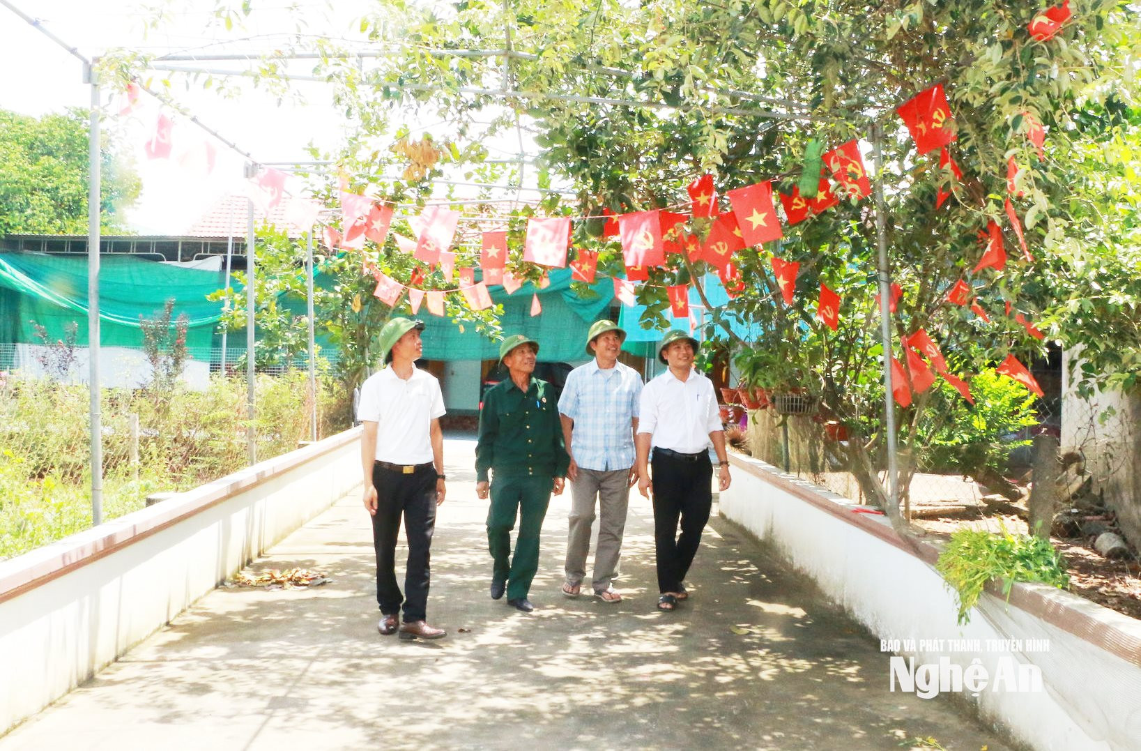 Lãnh đạo Hội CCB và Hội nông dân xã Thành Bình Thọ thăm mô hình kinh tế của gia đình anh Nguyễn Hồng Kỳ. Ảnh KL