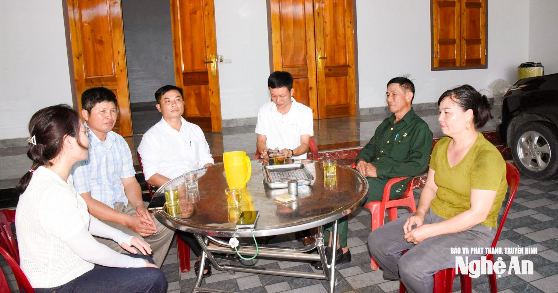 Chị Nguyễn Thị Mùi (áo xanh) vợ anh Nguyễn Hồng Kỳ chia sẻ về quá trình đồng cam cộng khổ, vượt qua khó khăn của hai vợ chồng. Ảnh HT