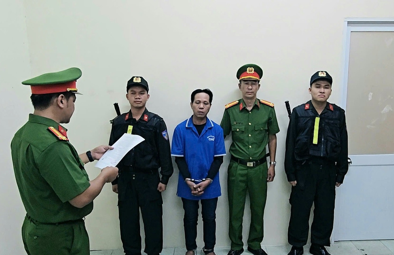 Lực lượng Công an bắt giữ đối tượng Thạch Kim Thái.