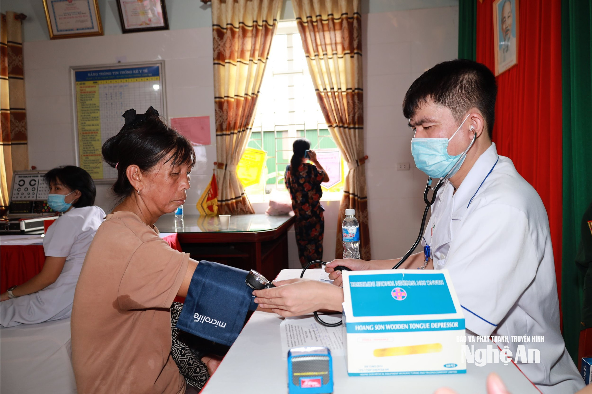 Triển khai khám, chữa bệnh và cấp thuốc miễn phí, tư vấn sức khỏe cho người dân hai nước. Ảnh: Kim Chung