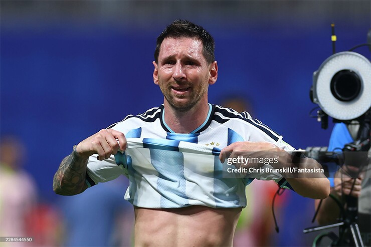 Messi không kìm được nước mắt sau khi Argentina giành vé vào tứ kết World Cup