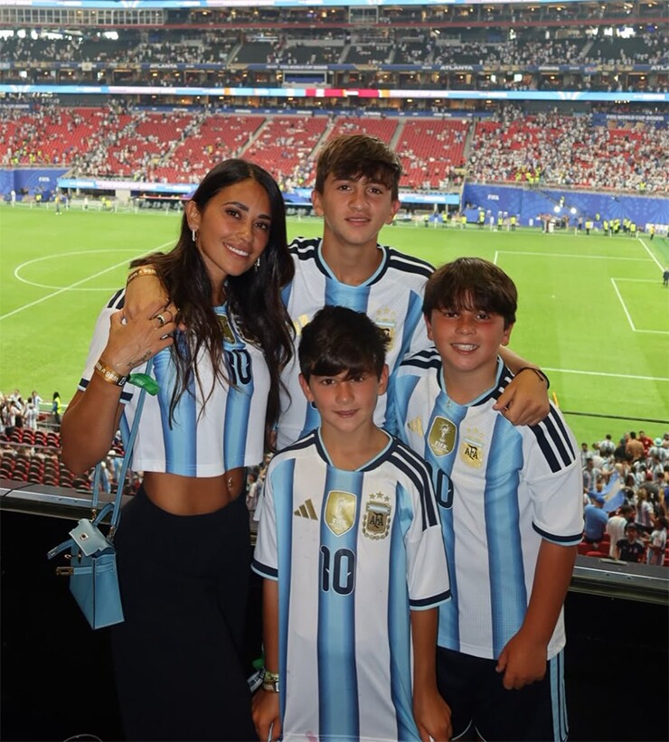 Antonela Roccuzzo cùng các con cổ vũ Messi