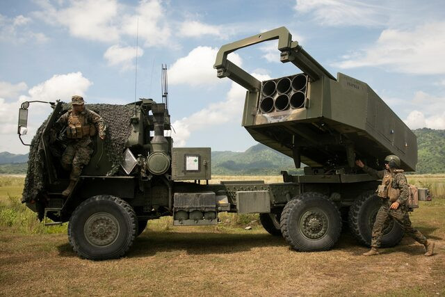 Hệ thống pháo phản lực HIMARS khai hỏa