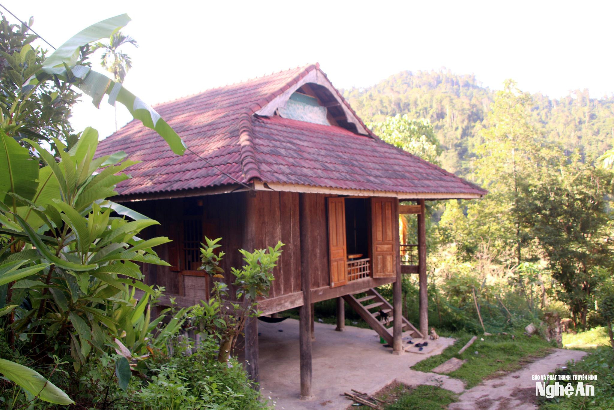ngoi-nha-san-voi-nhung-net-co-kinh-tai-ban(1).jpg