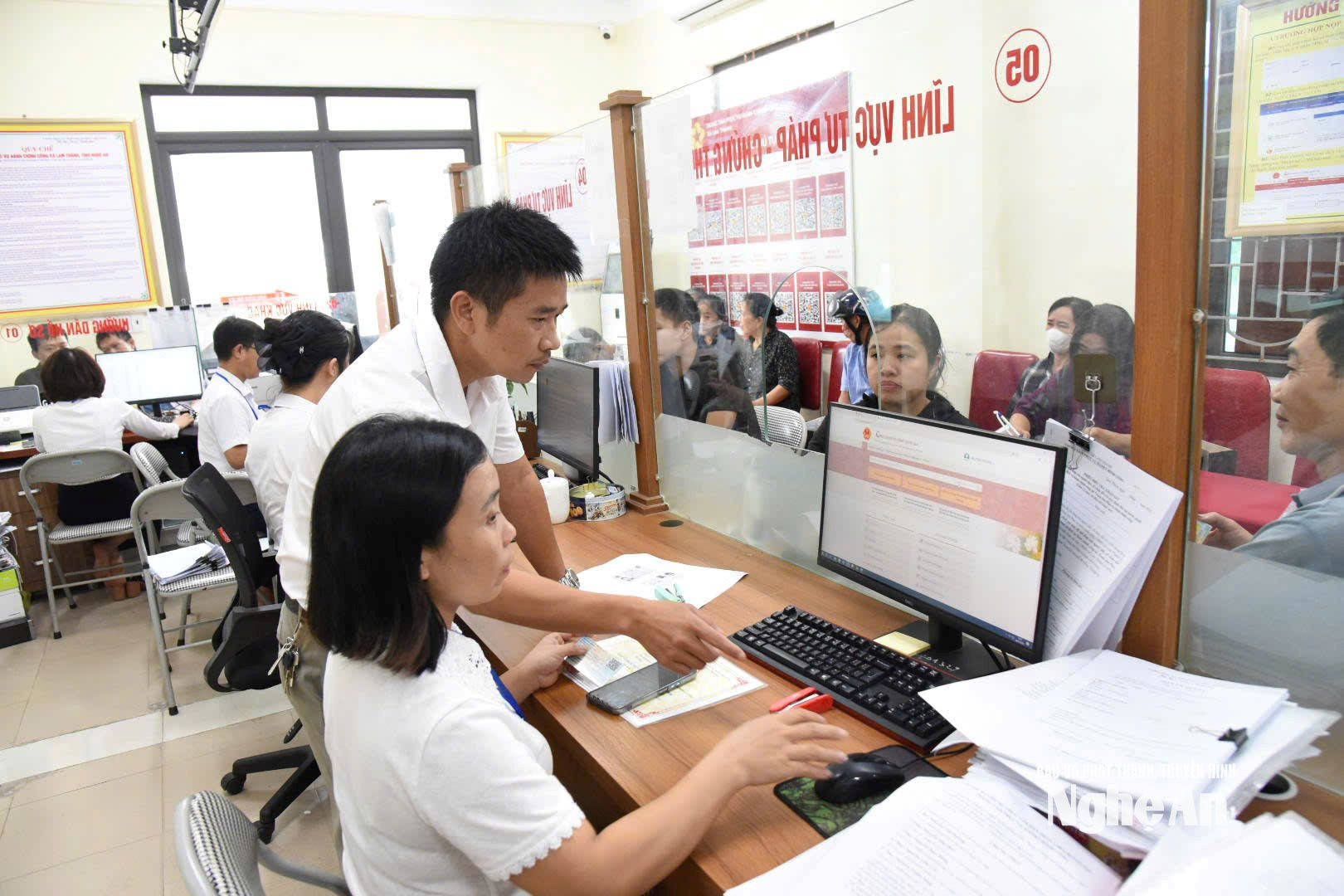 Ông Nguyễn Quang Hùng Giám đốc TT Hành chính công xã Lam Thành kiểm tra các bước hoàn thành thủ tục hành chính cho người dân.