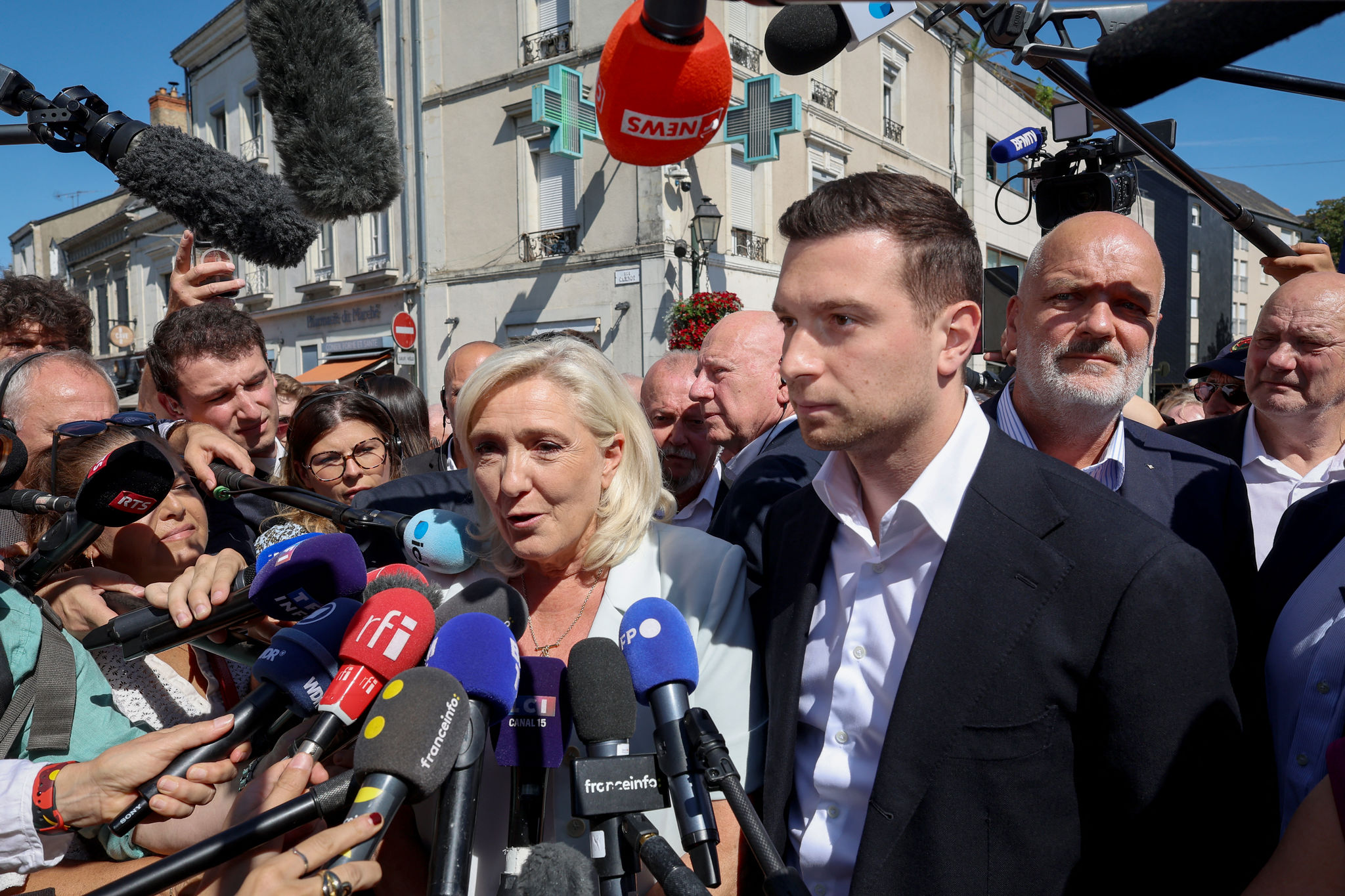 Bà Marine Le Pen (giữa), được các phóng viên vây quanh khi đến dự một buổi tập hợp chiến dịch tại thành phố La Flèche, miền trung tây nước Pháp vào ngày 8/7/2026. Đi cùng bà có Chủ tịch đảng RN Jordan Bardella (bên cạnh). Sự kiện diễn ra một ngày sau khi bà tuyên bố ứng cử trong cuộc bầu cử tổng thống Pháp năm 2027 bất chấp việc tòa phúc thẩm đã tuyên án phạt bà về tội biển thủ công quỹ. Ảnh: AFP