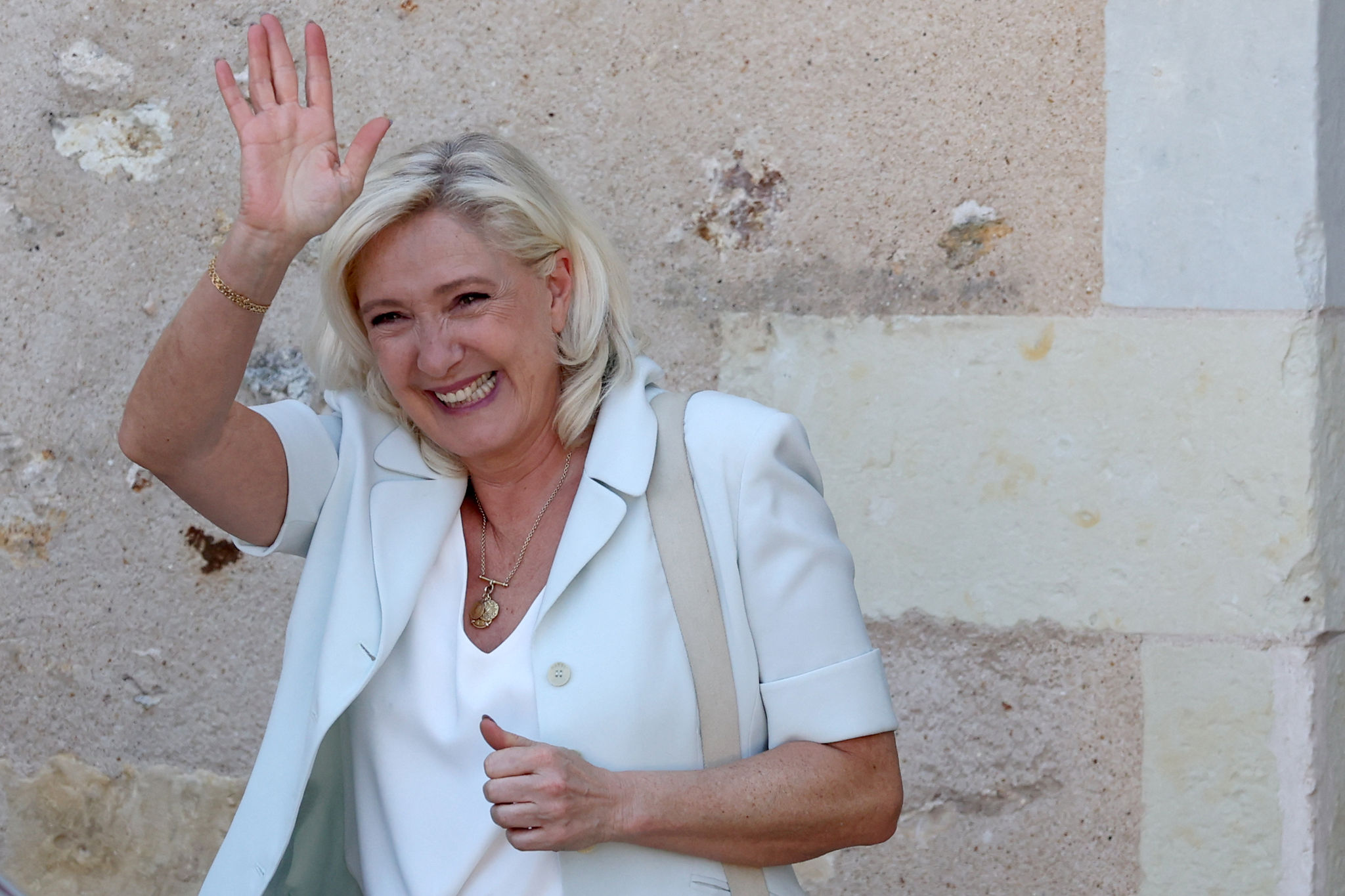 Bà Marine Le Pen lãnh đạo nhóm nghị sĩ của đảng Tập hợp Quốc gia (RN) vẫy tay chào những người ủng hộ. Ảnh: AFP