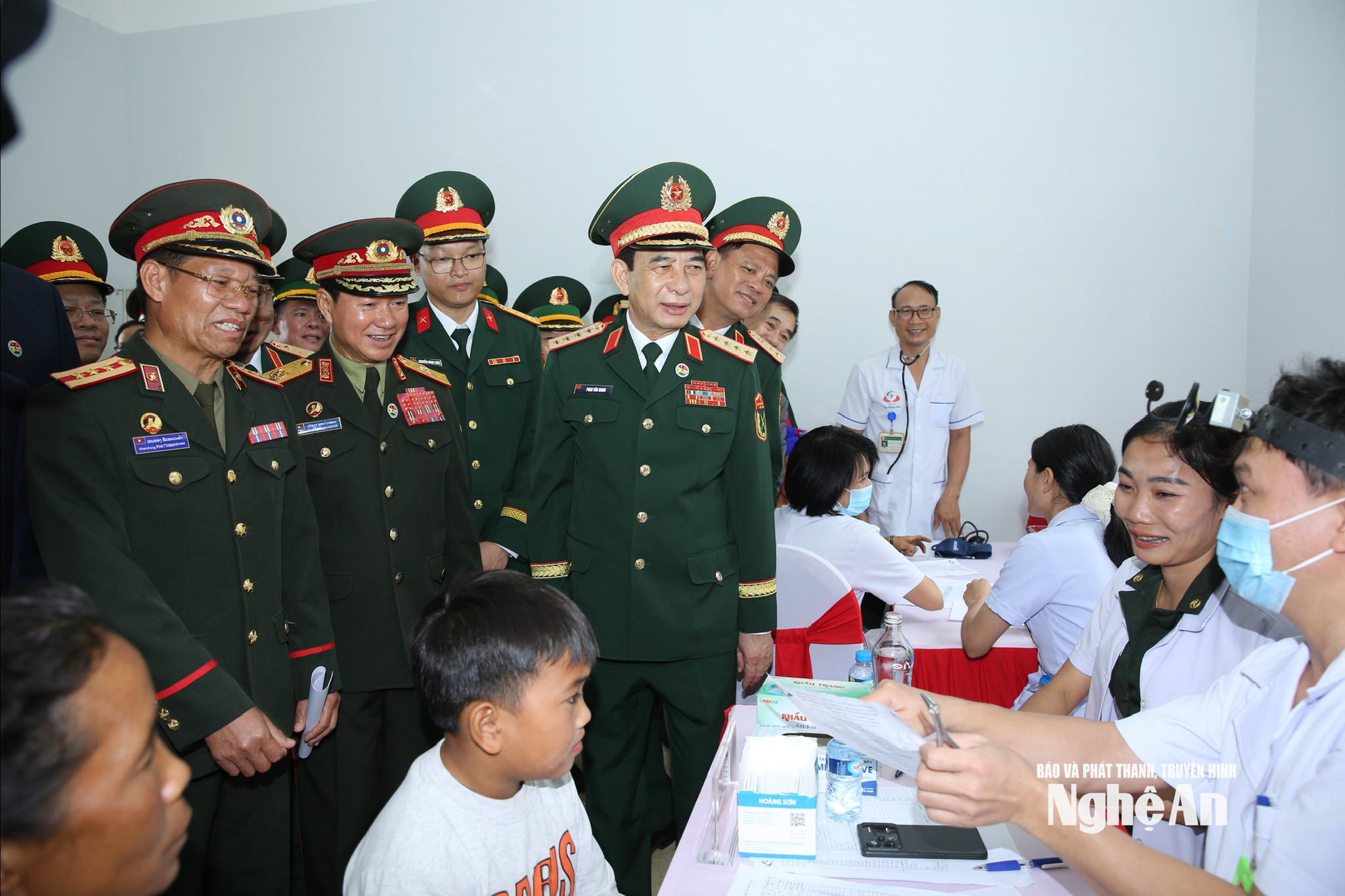 Đại tướng Phan Văn Giang, Đại tướng Khăm Liêng - Ụ Thạ Cay Sỏn và đại biểu 2 nước tham quan hoạt động khám, chữa bệnh, cấp phát thuốc miễn phí cho người dân có hoàn cảnh khó khăn khu vực biên giới Lào. Ảnh: Khánh Toàn