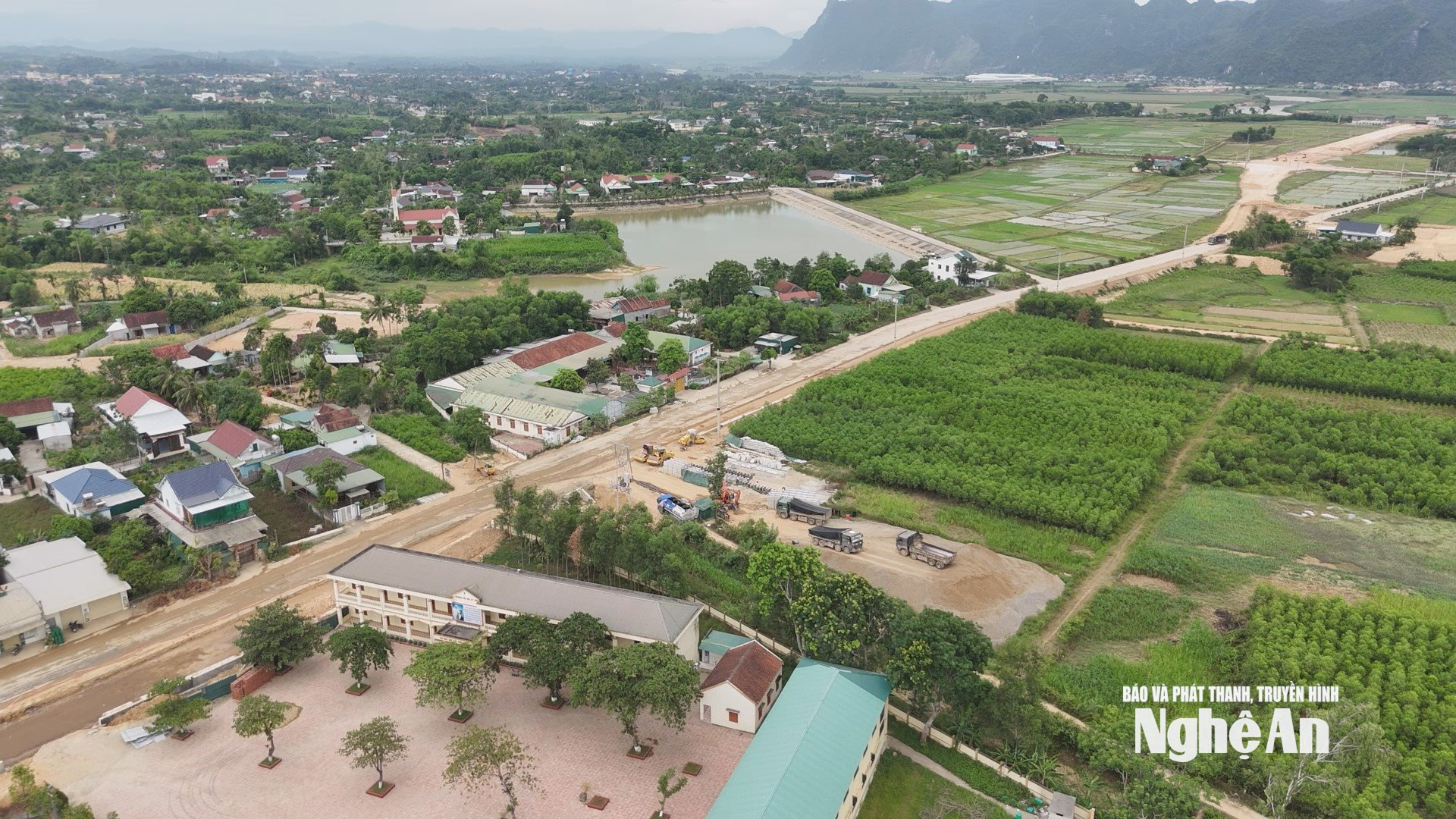 Đường dẫn phía đông Cầu Rỏi 2 đang thi công qua địa bàn xã Tân Kỳ. Ảnh Nguyễn Toàn