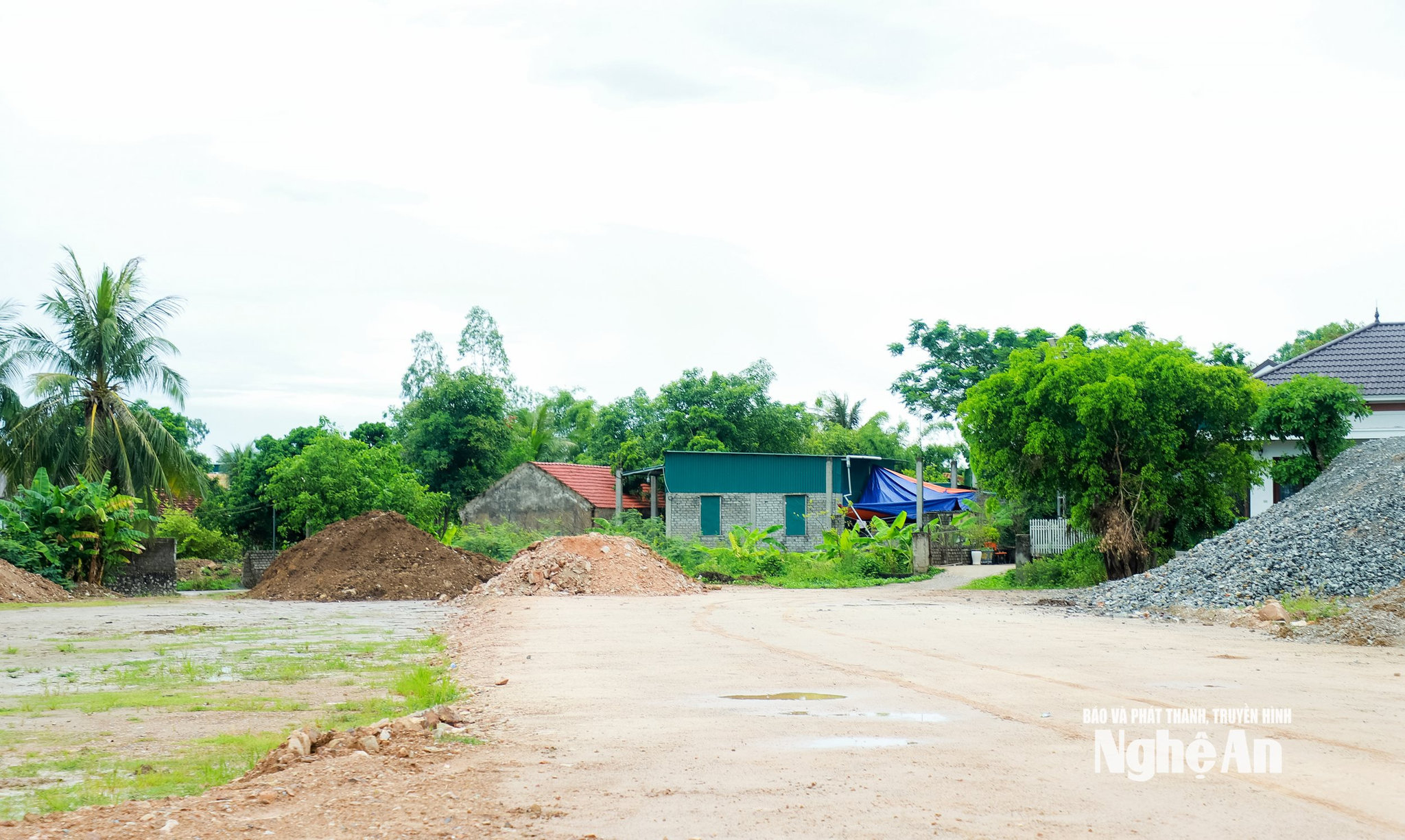 Đường tránh Quốc lộ 1A đoạn qua xã Quỳnh Lưu do Ban quản lý dự án đầu tư xã tiếp nhận đang vận động hộ cuối cùng để giải phóng mặt bằng và thông tuyến. Ảnh Nguyễn Hải