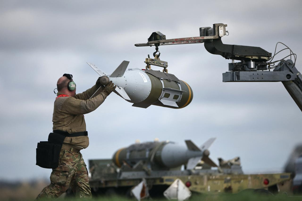 Các binh sĩ Mỹ tháo dỡ bom dẫn đường trực tiếp (JDAM) từ máy bay ném bom B-1 Lancer của Không quân Mỹ tại căn cứ không quân RAF Fairford ở tây nam nước Anh