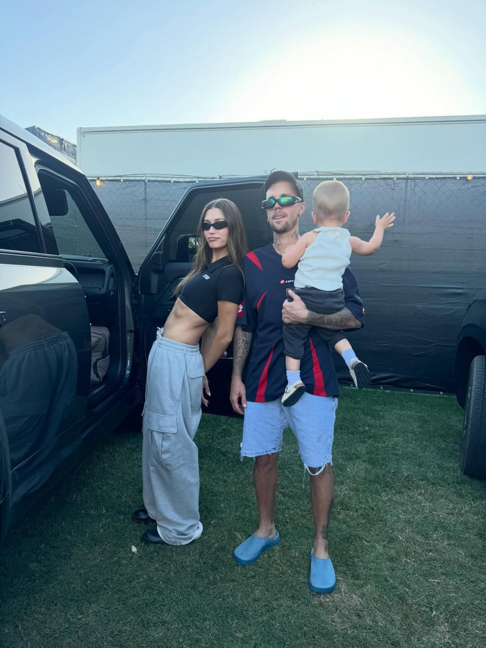 Hailey và con trai Jack Blues cổ vũ Justin Bieber trong công việc