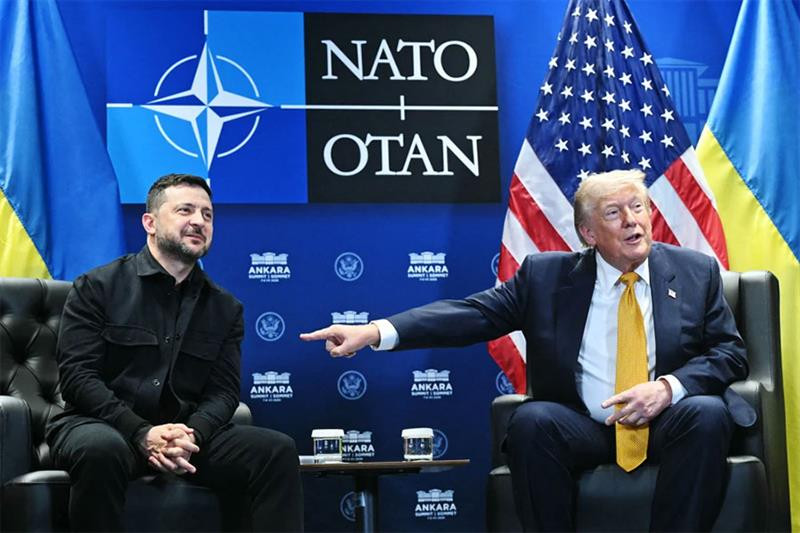 Tổng thống Ukraine Volodymyr Zelensky gặp Tổng thống Donald Trump bên lề Hội nghị thượng đỉnh NATO tại Ankara. AFP