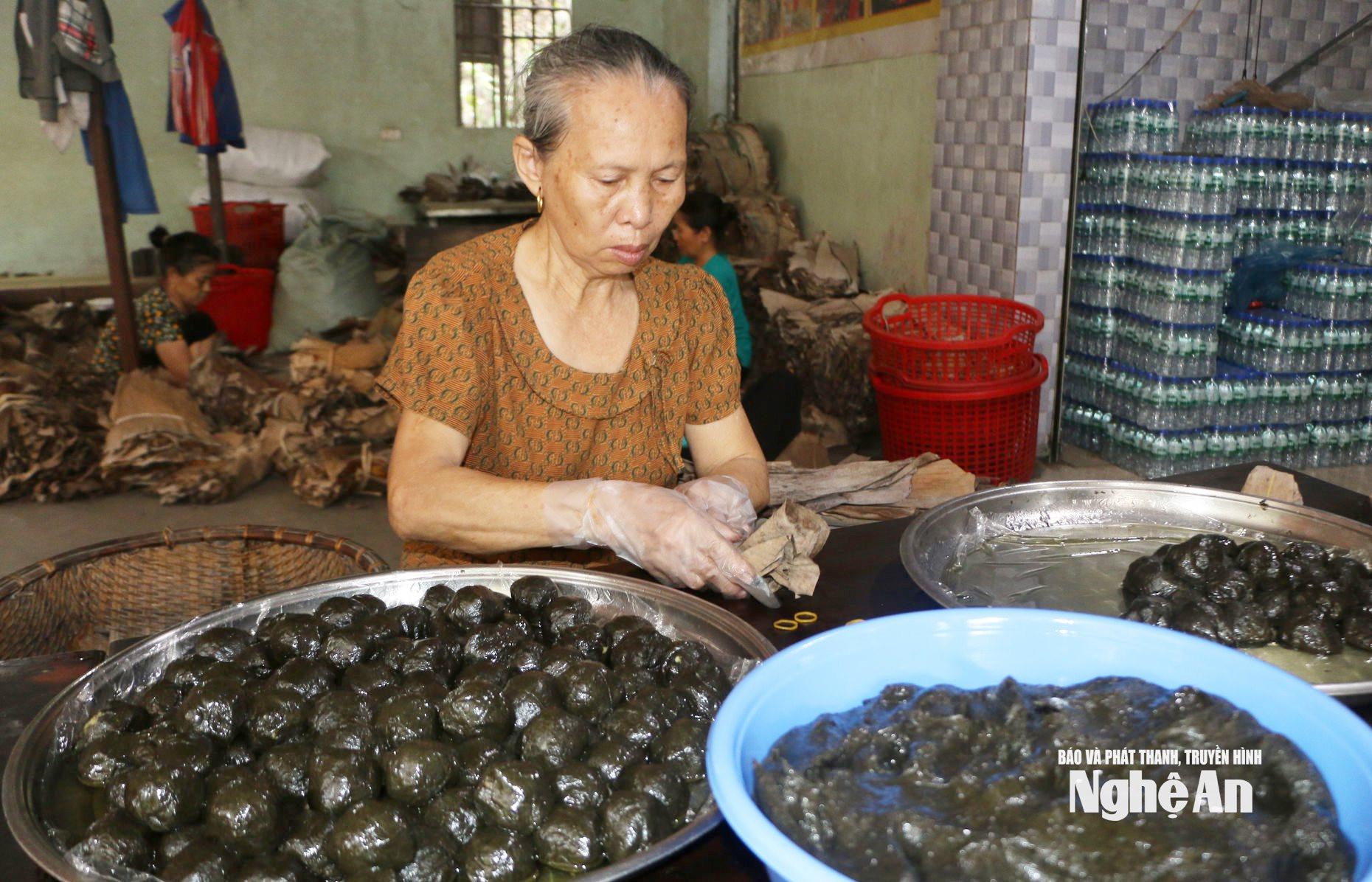 Bà Nguyễn Thị Tịnh đã gắn bó với nghề làm bánh gai đã hơn 30 năm. Ảnh KL
