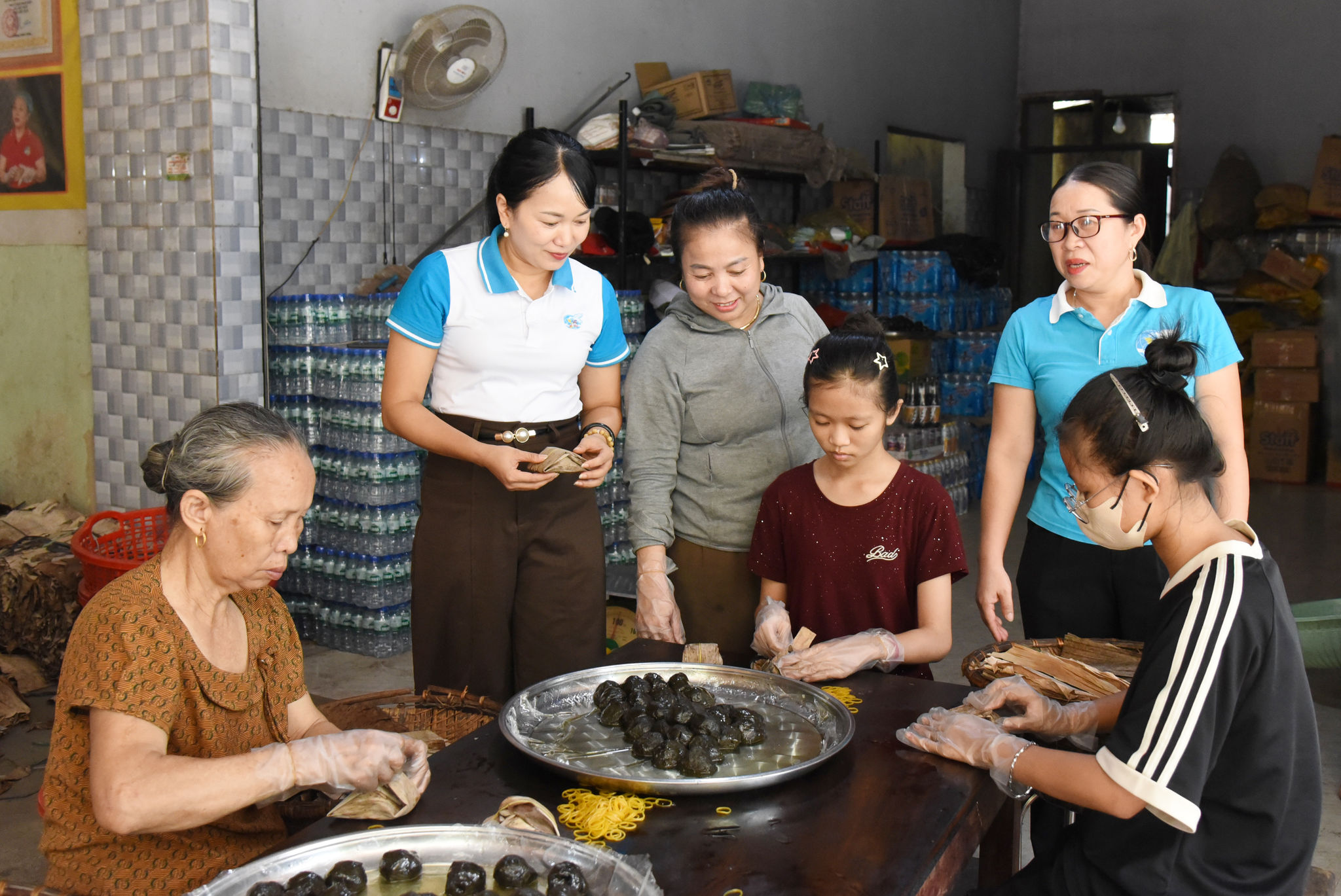 bna_chi-nguyen-thi-thuy-chu-tich-hoi-phu-nu-xa-vinh-tuong-thu-2-trai-sang-tham-mo-hinh-phat-trien-kinh-te-gan-bao-ton-nghe-truyen-thong-cua-chi-em-12967cf2e435-bbfb5bce768a2803939c86cfc8c961e1.jpg