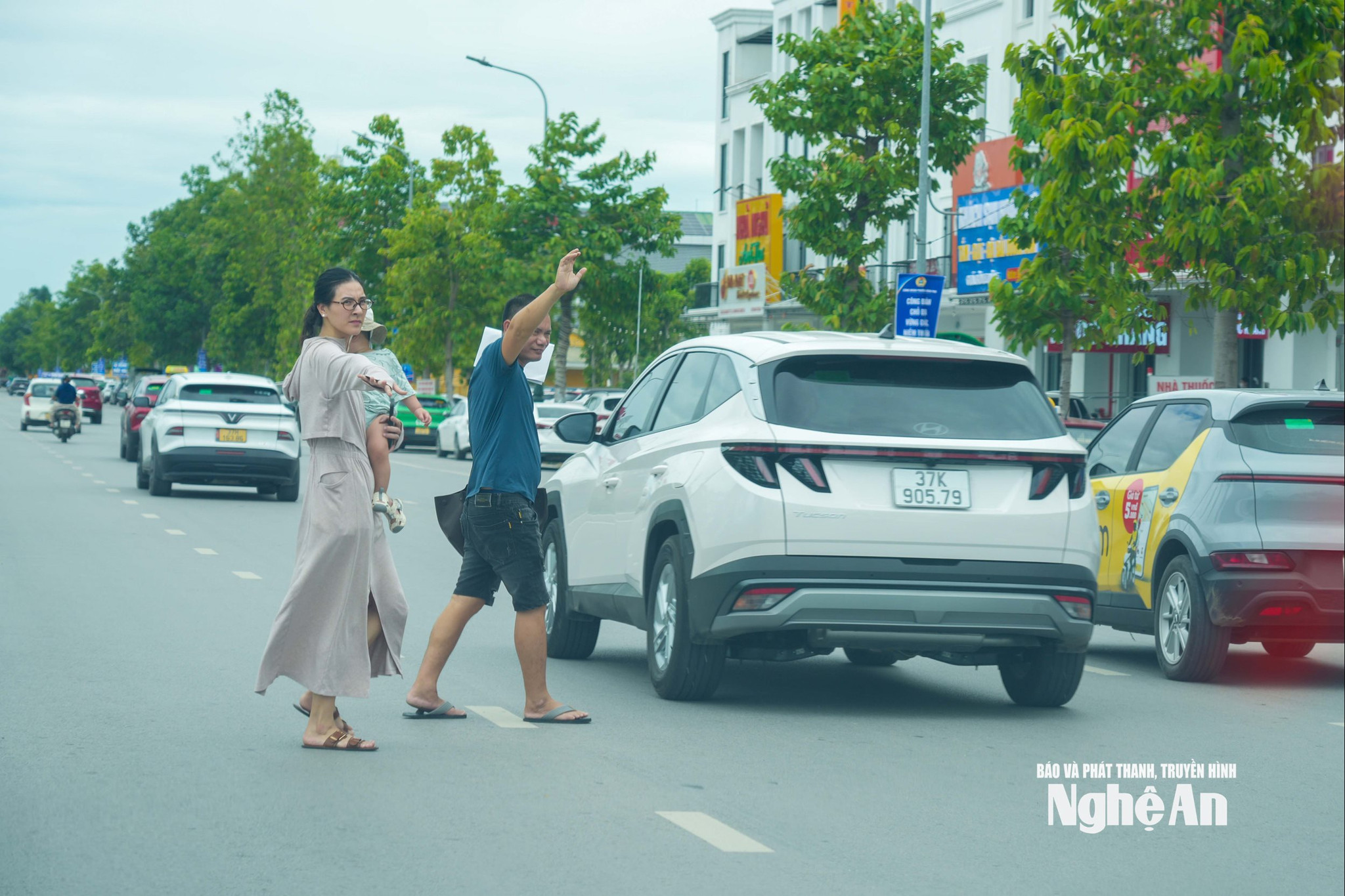 Trong một tình huống khác, người đi bộ phải giơ tay ra hiệu với tài xế để băng qua đường. Những tín hiệu tự phát như vậy cho thấy sự lúng túng khi người đi bộ và phương tiện cùng chia sẻ một không gian giao thông đông đúc, tiềm ẩn nhiều tình huống bất ngờ.