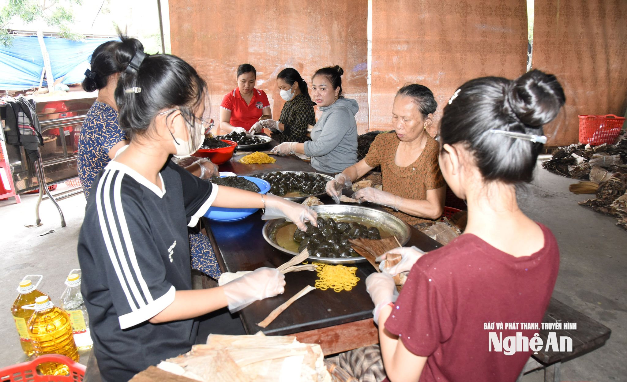 dịp nghỉ hè nhiều học sinh đến cơ sở sản xuất bánh gai để làm thêm và học nghề. Ảnh HT