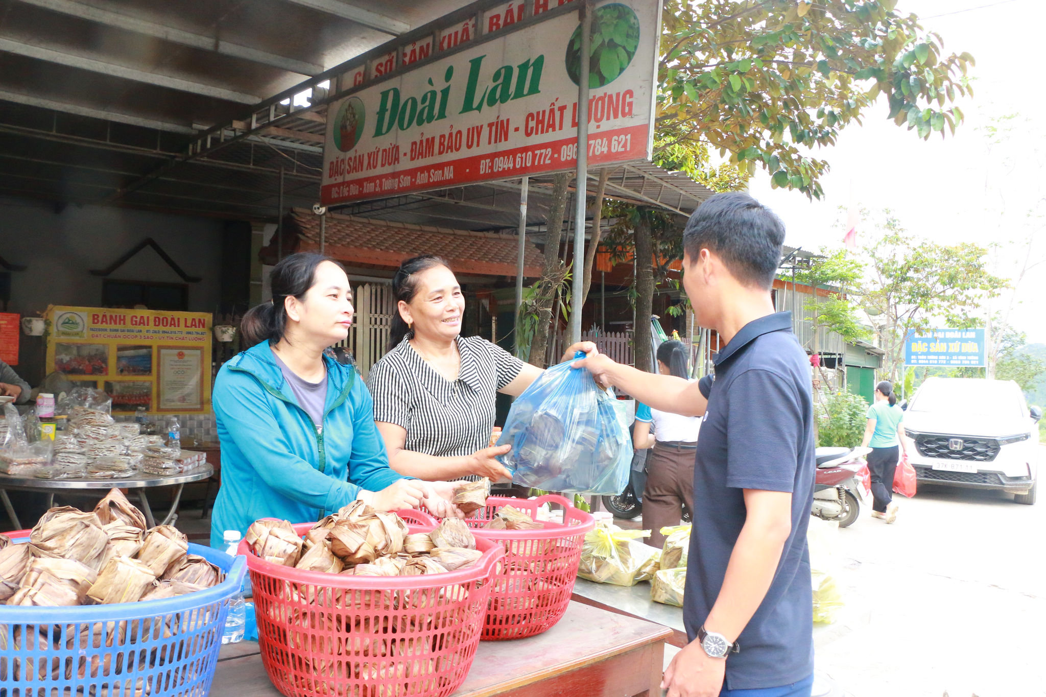 Khách hàng mua bánh gai tại cơ sở sản xuất. Ảnh KL