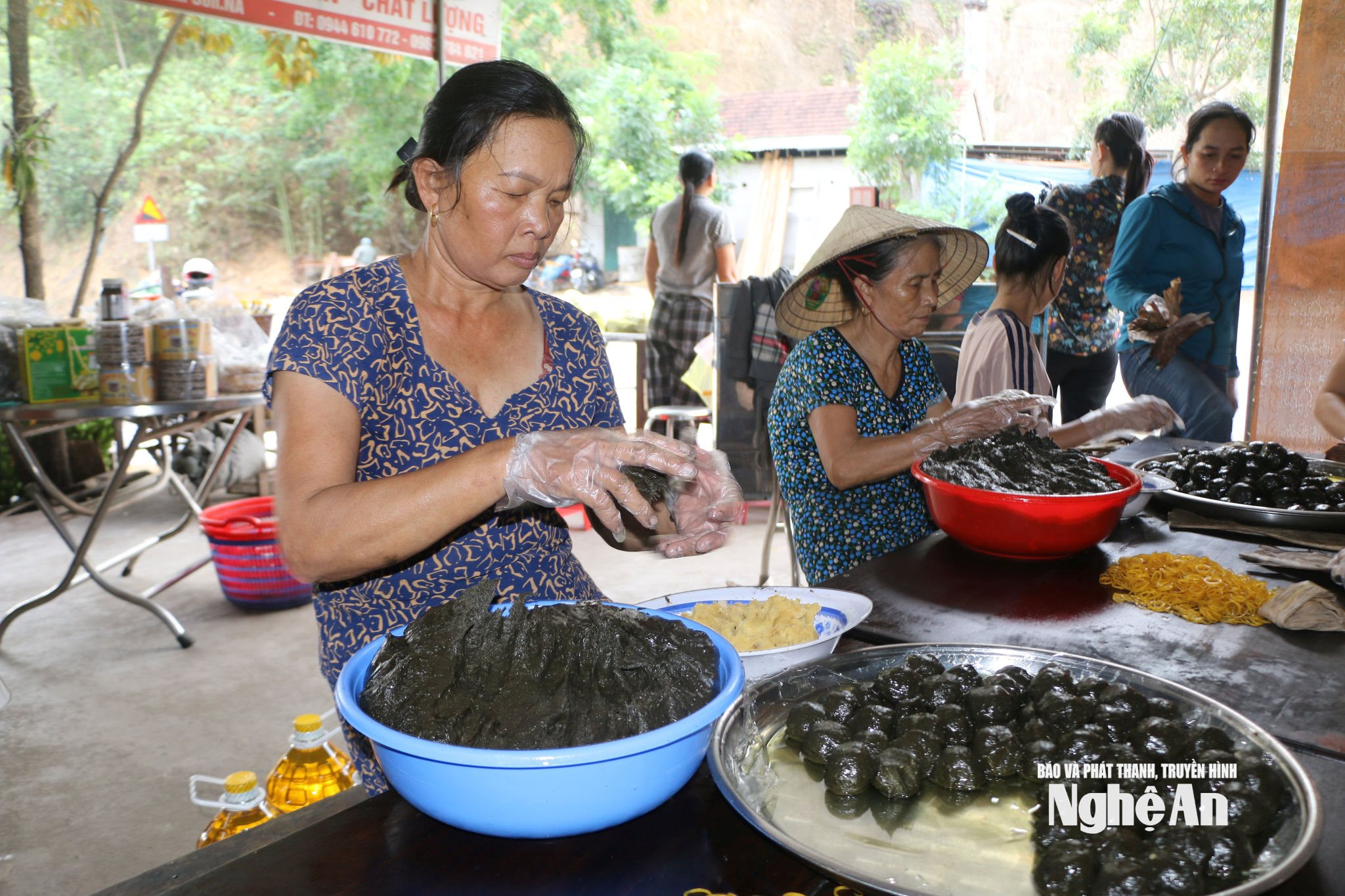 Những người làm bánh luôn có ý thức giữ gìn thương hiệu. Ảnh KL