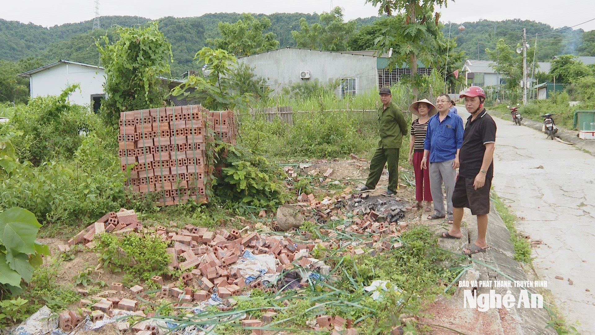 Ông Nguyễn Duy Công (Áo đen) cùng các hộ dân tại Khu tái định cư Vườn Xoài. Ảnh Nguyễn Toàn
