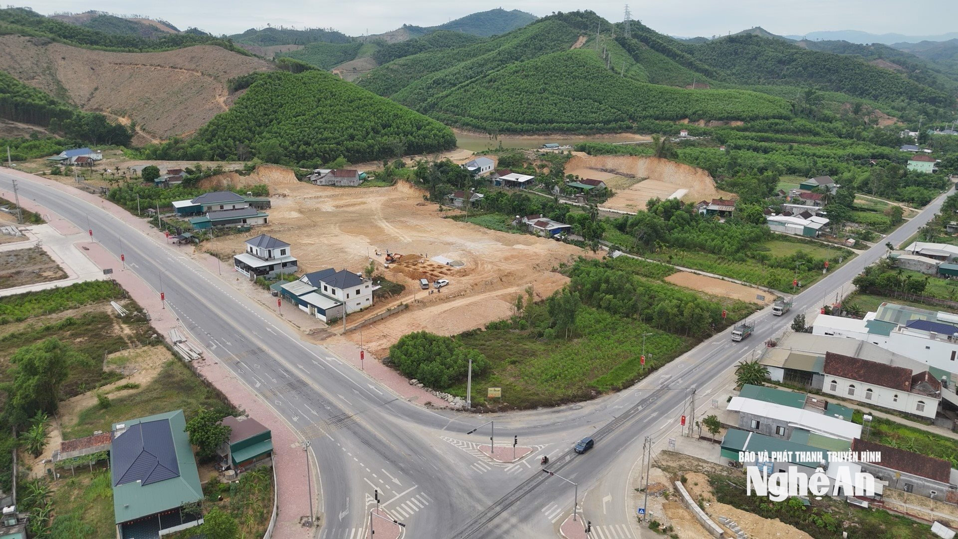 Sau cải tạo đất đồi góc ngã tư giữa QL 7C và Đường Hồ Chí Minh tại xóm Tân Sơn, xã Tân Kỳ hình thành mặt bằng phân lô bán đất nền. Ảnh Nguyễn Toàn