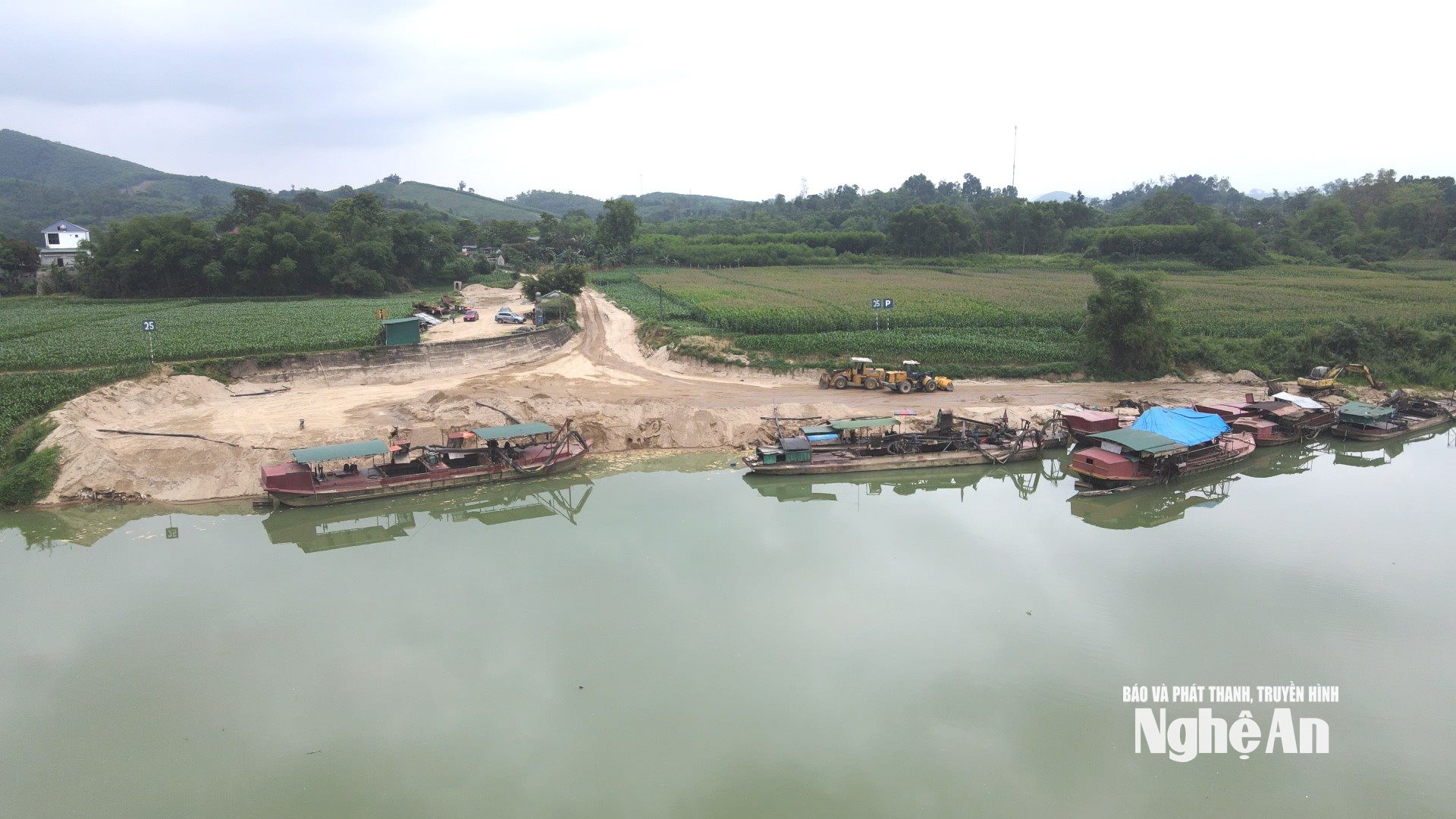 Thiếu kiểm định, tàu thuyền tại xã Yên Xuân nằm bở khi lực lượng chức năng tăng cường kiểm soát. Ảnh Nguyễn Toàn
