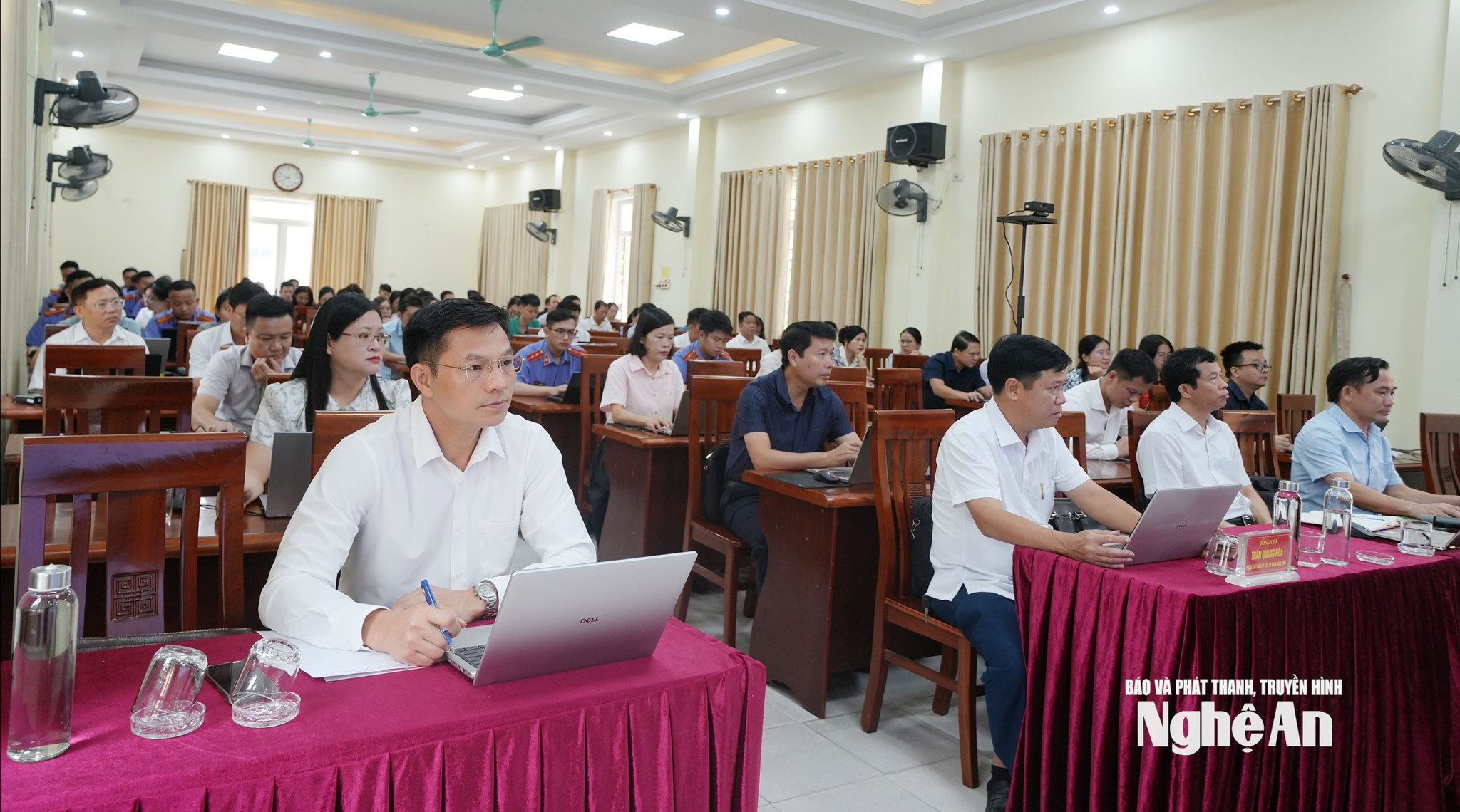 Các học viên tham dự hội nghị tập huấn triển khai công tác chuyển đổi số và thực hiện một số phần mềm, ứng dụng của Đảng. Ảnh Mai H