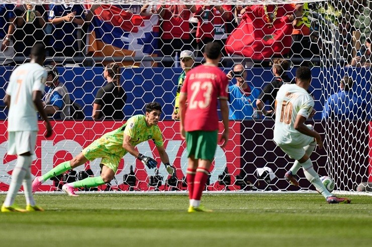 Kylian Mbappe bị phạm lỗi trong vòng cấm địa Morocco