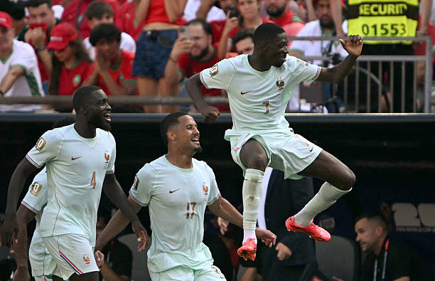Ousmane Dembele nhân đôi cách biệt cho tuyển Pháp. Ảnh: Getty Images