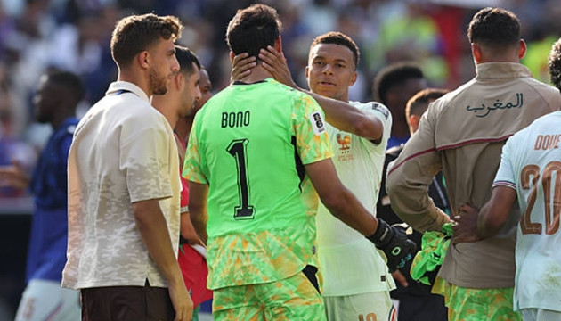 Kylian Mbappe và Yassine Bounou sau tình huống đối đầu trên chấm phạt đền