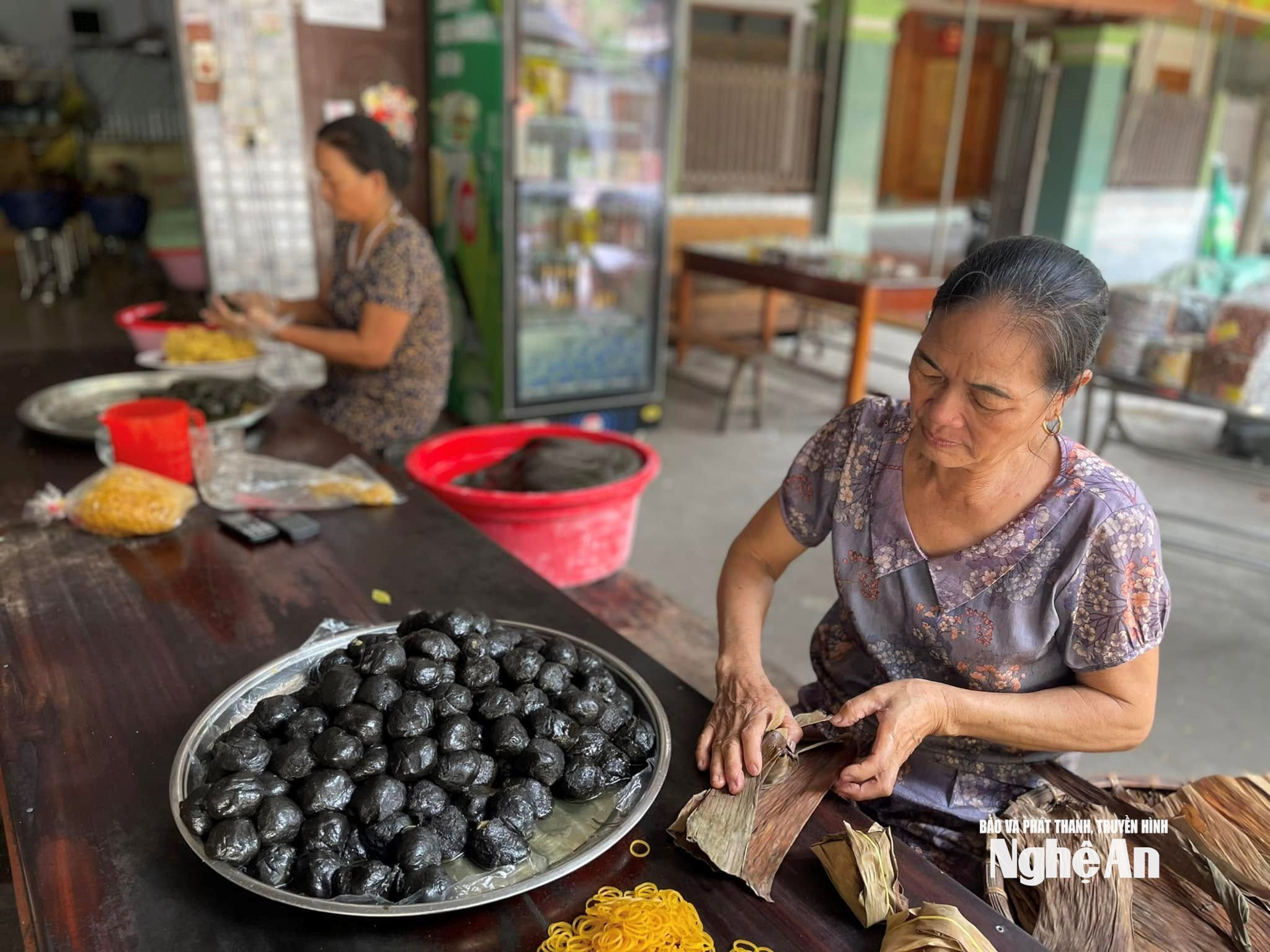 Người làm bánh gai ở xã Vĩnh Tường luôn có ý thức giữ gìn, nâng tầm sản vật quê hương. Ảnh TP