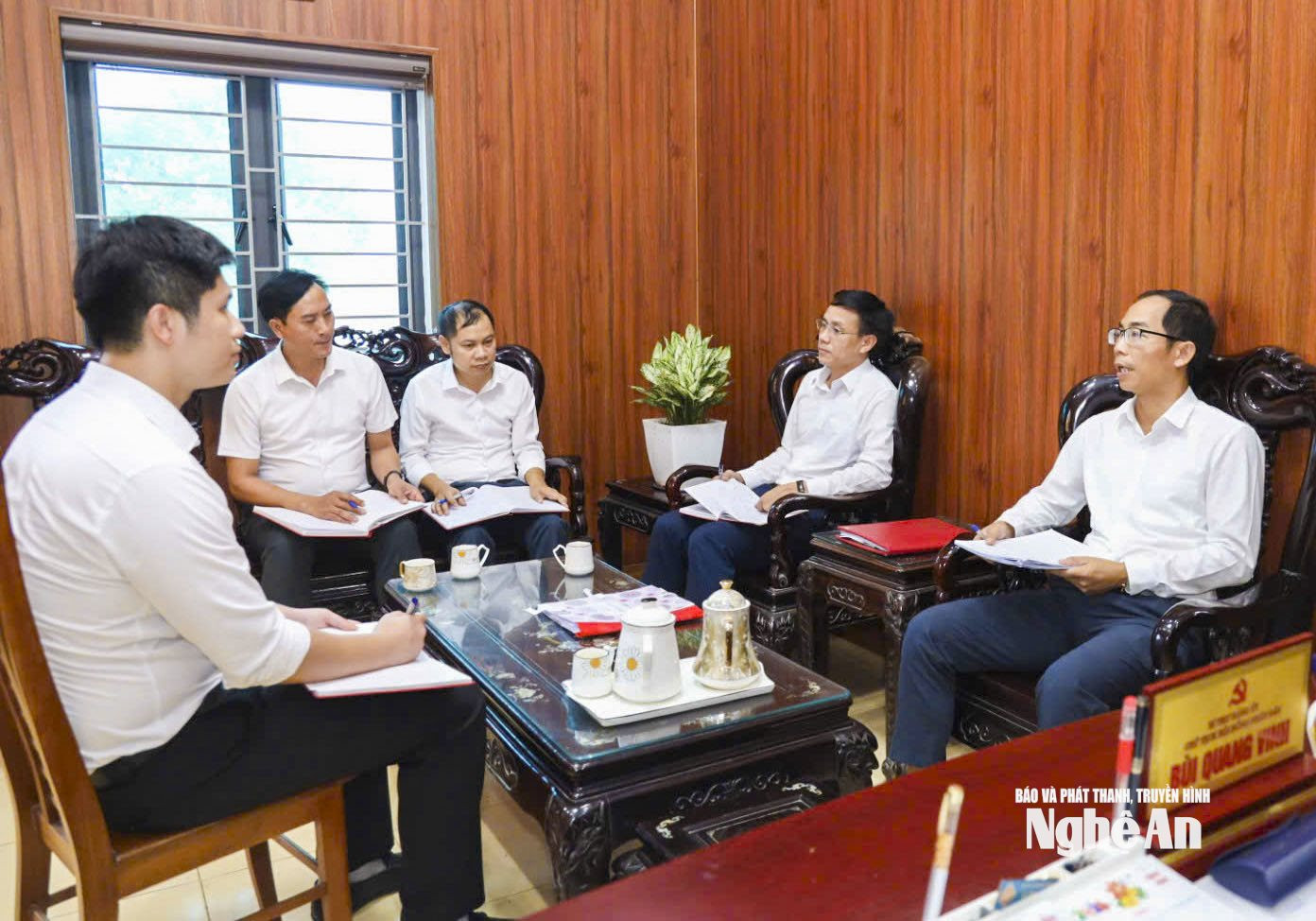 Thường trực Đảng ủy xã Thần Lĩnh trao đổi với các đồng chí trong Ban Xây dựng Đảng, Văn phòng Đảng ủy về việc