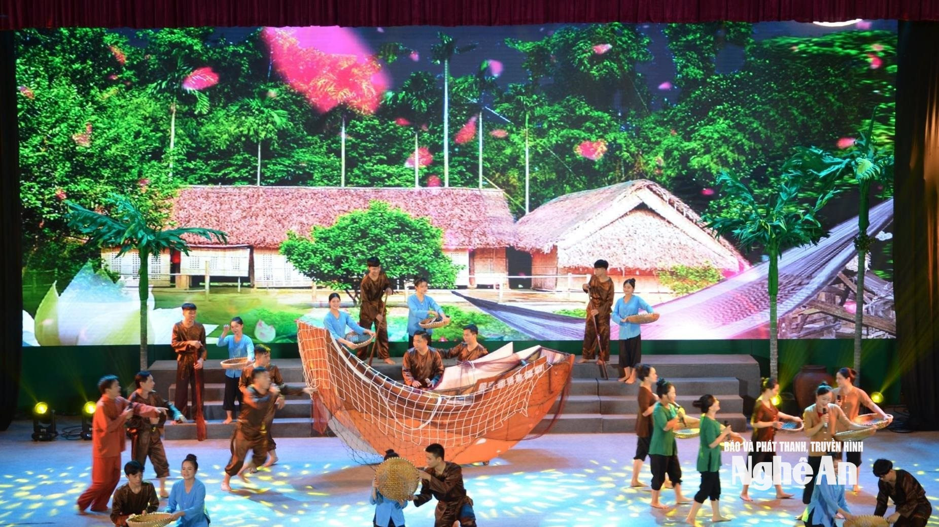 Biểu diễn Dân ca ví, giặm Nghệ Tĩnh. Ảnh tư liệu Báo và phát thanh, truyền hình Nghệ An