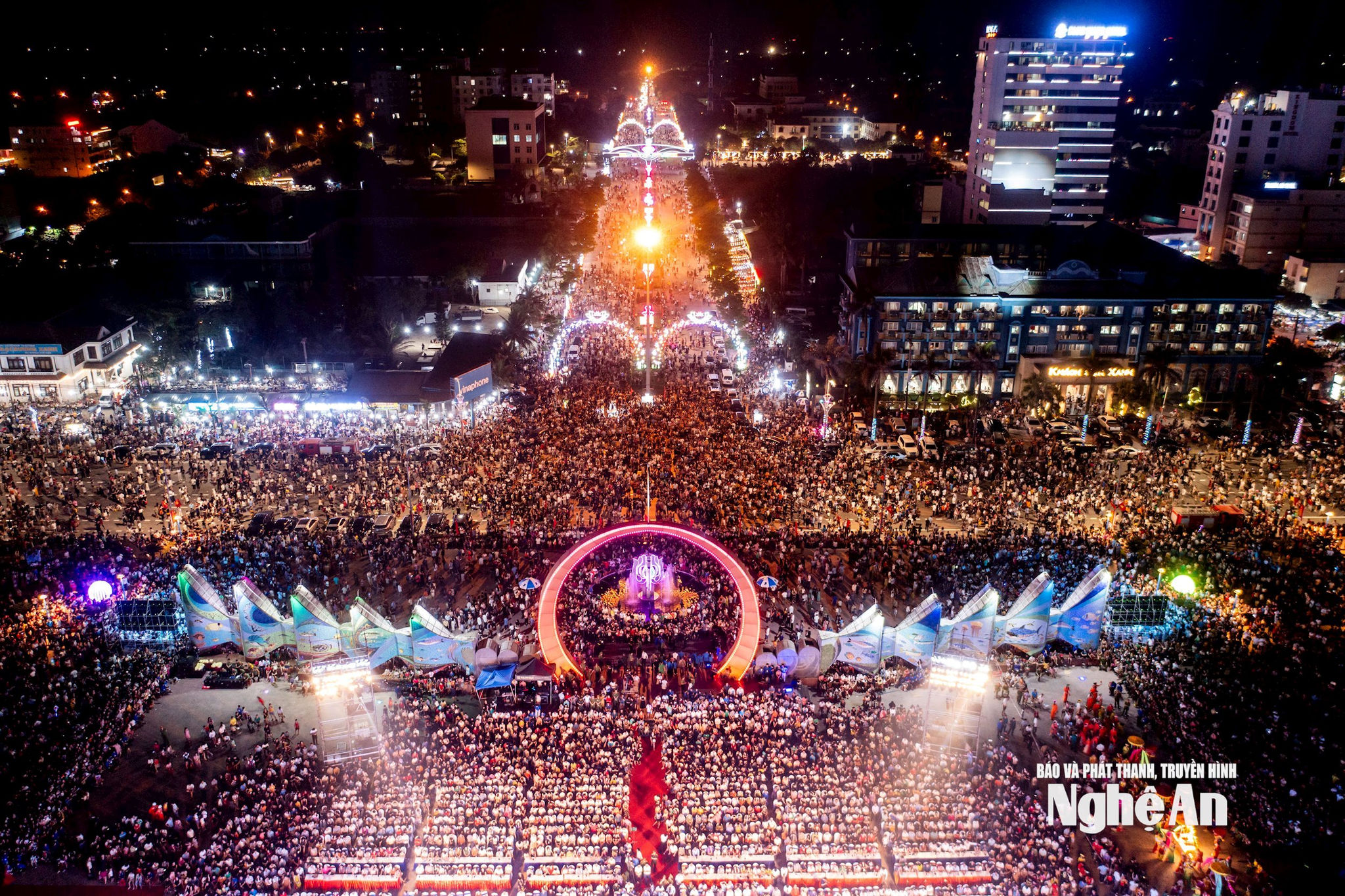bna_hang-nghin-du-khach-den-voi-le-khai-mac-le-hoi-du-lich-cua-lo-nam-2024.-anh-sach-nguyen.jpg