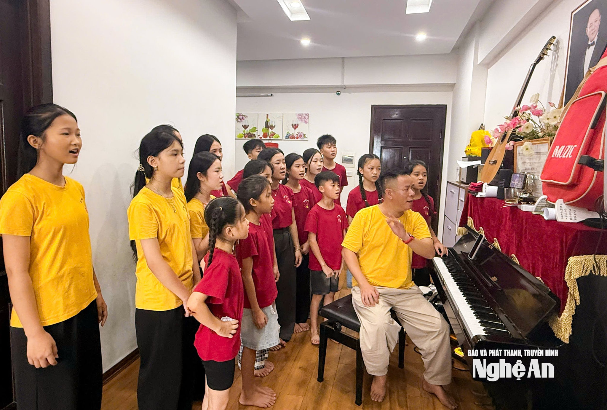 lớp dạy hát dân ca của thầy Ngân.